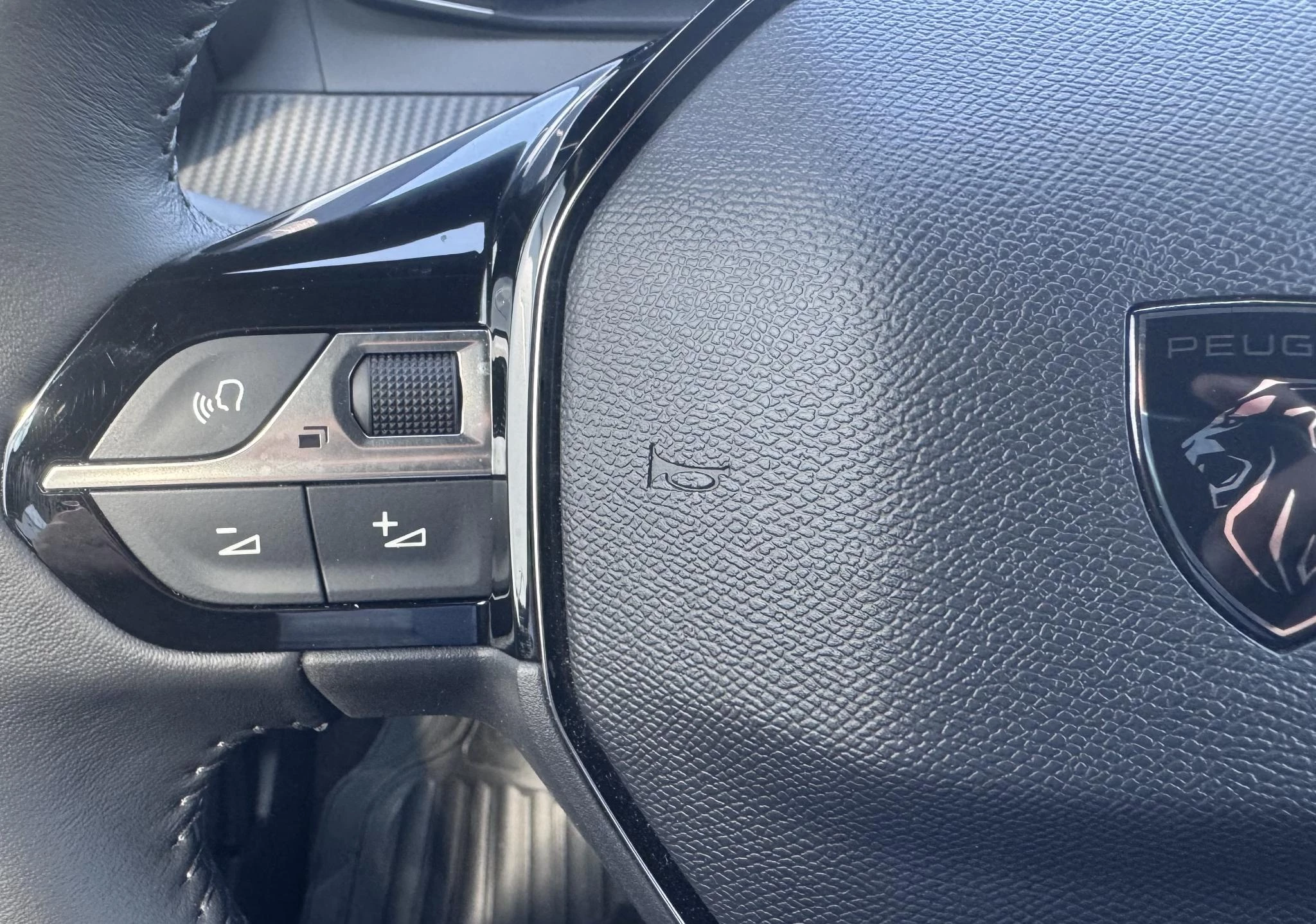 Peugeot e-2008 EV Allure 54 kWh