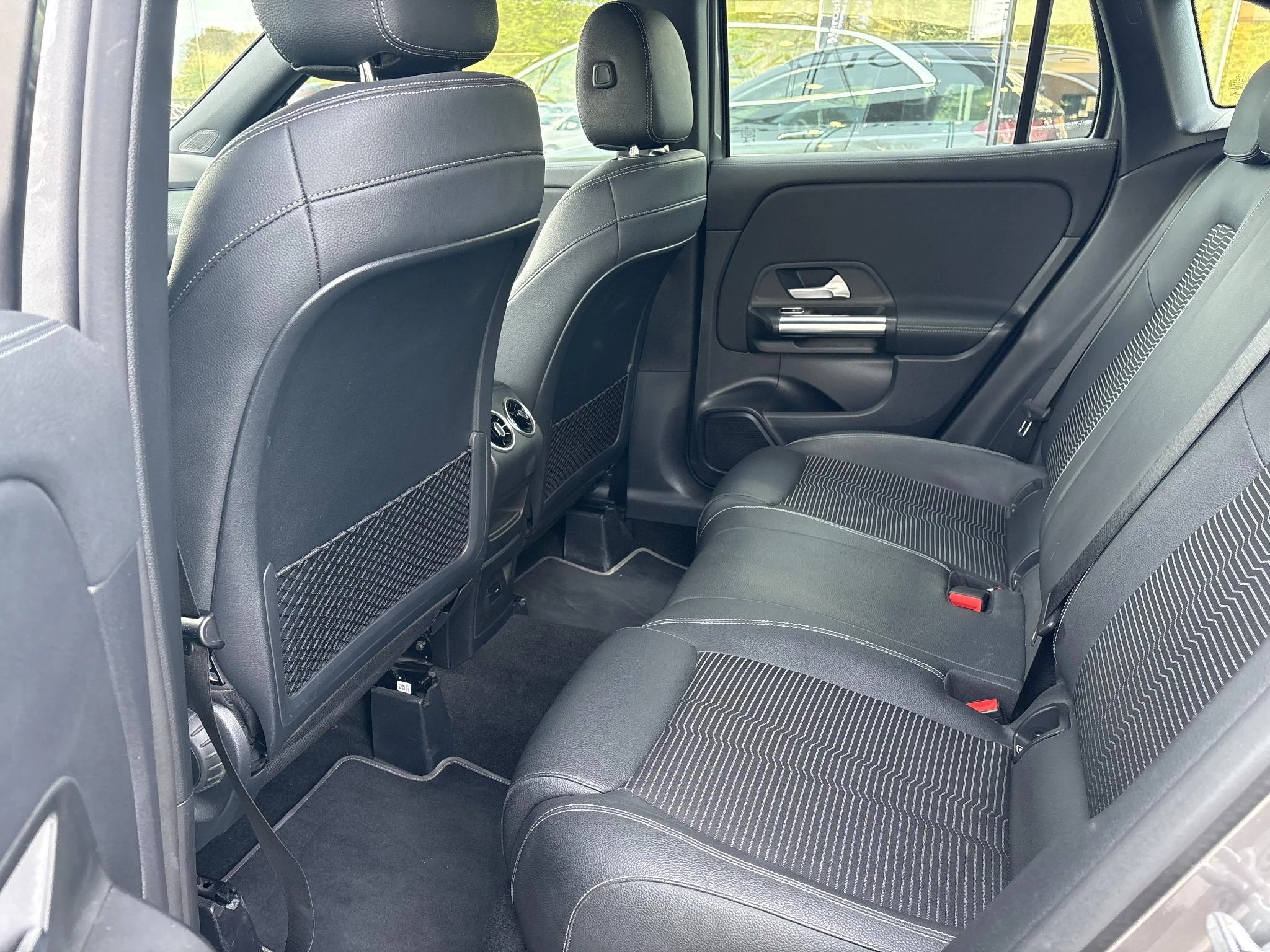 Mercedes-Benz GLA 180 Business Solution + LED + PARKEERSENSOREN + CAMERA +