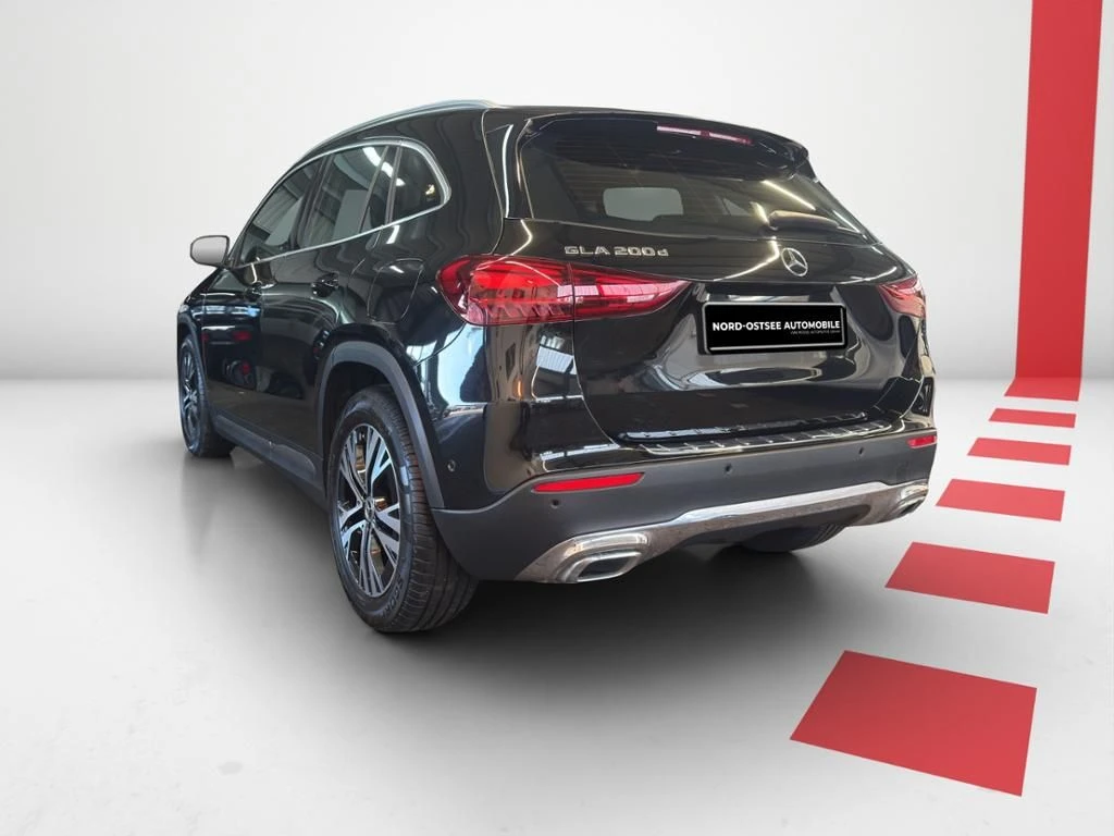 Mercedes-Benz-GLA 200 d-image-4