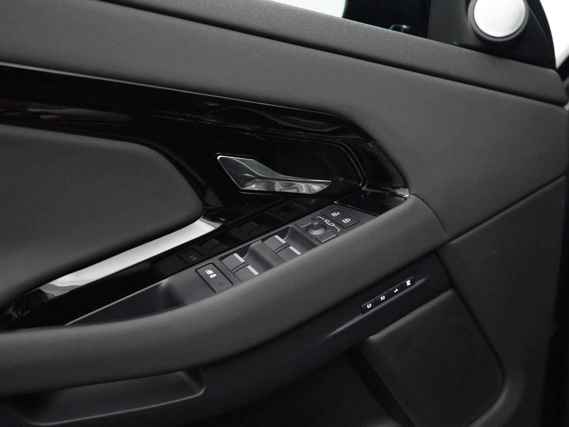 Land Rover-Range Rover Evoque-image-33