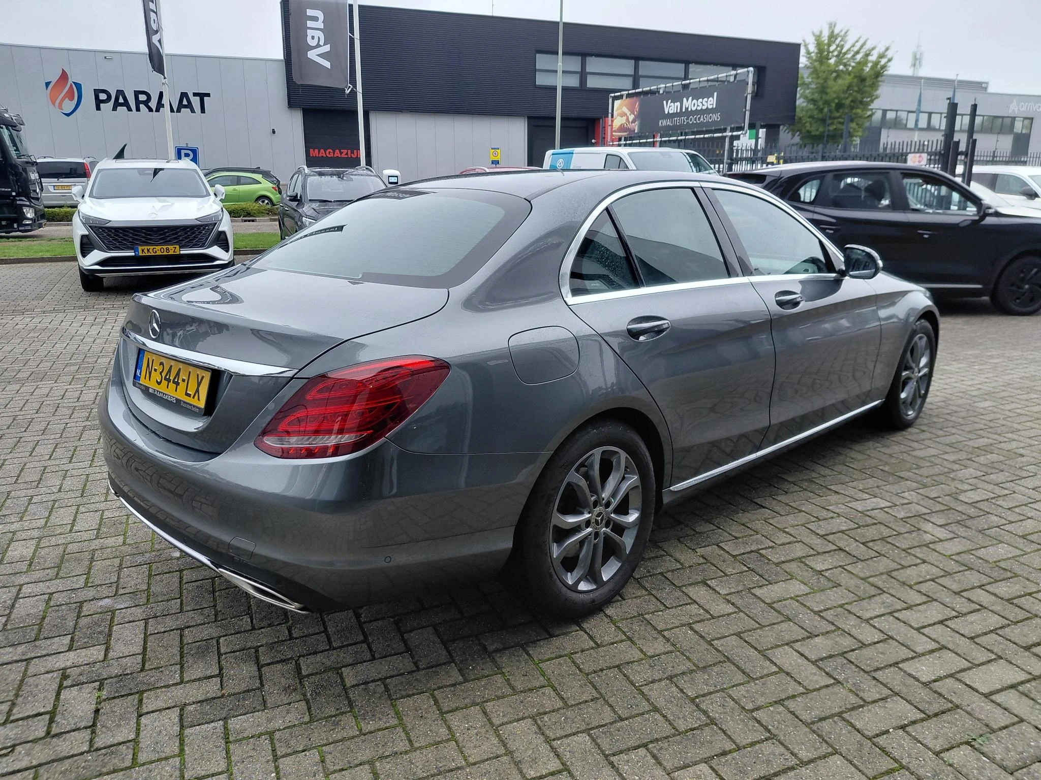 Mercedes-Benz-C-Klasse-image-6