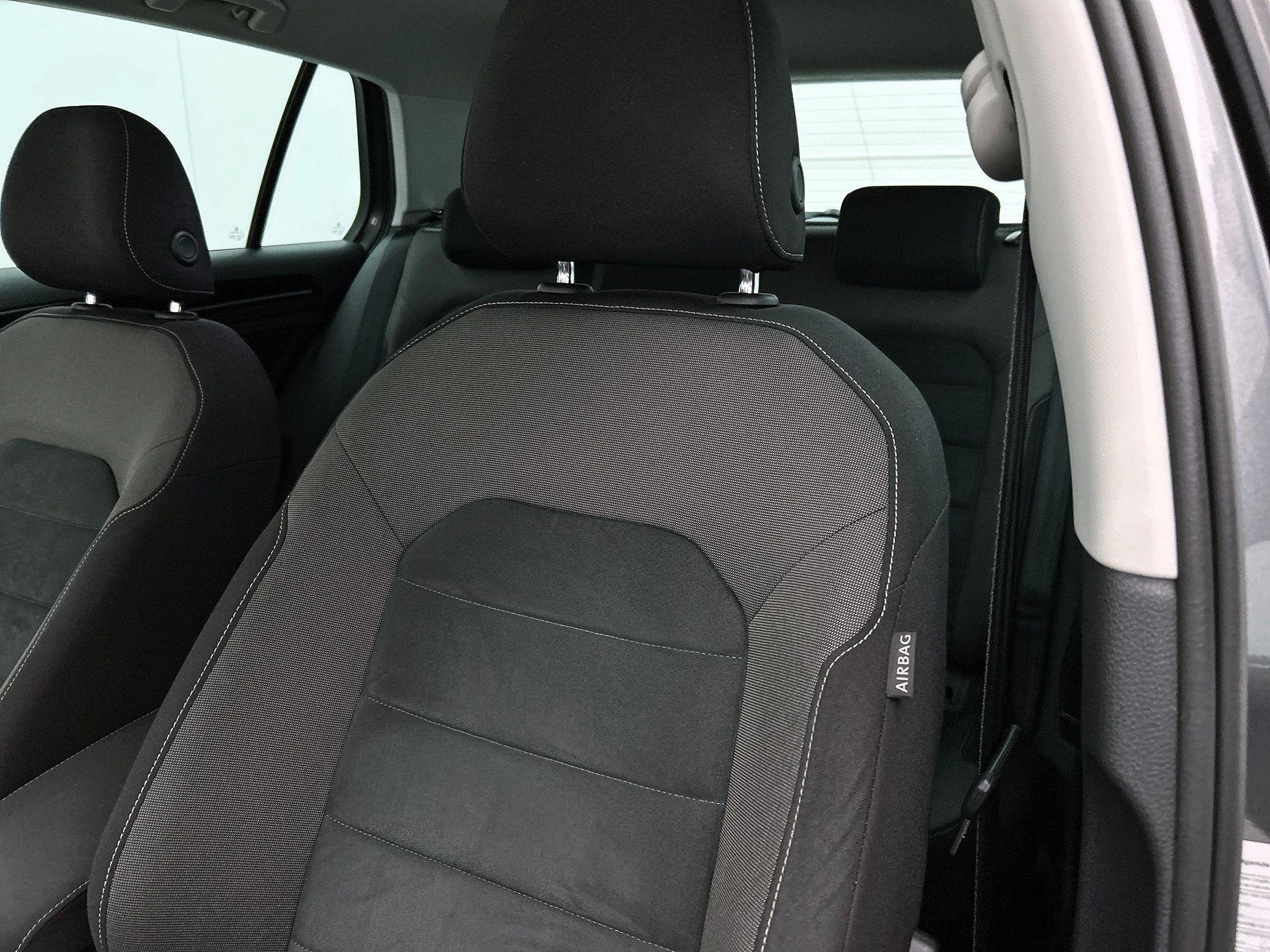 Volkswagen-Golf-image-9