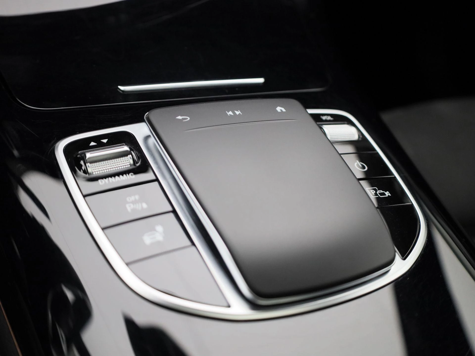 Mercedes-Benz-EQC-image-21