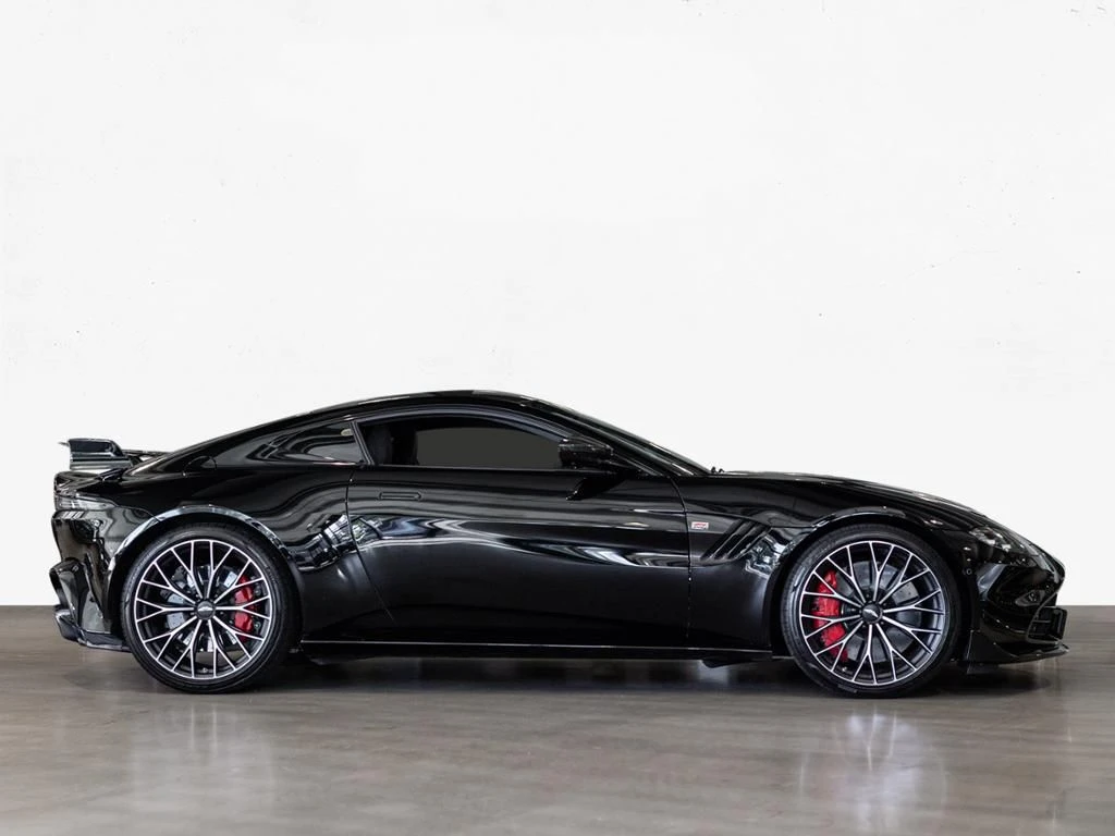 Aston Martin-V8 Vantage-image-13