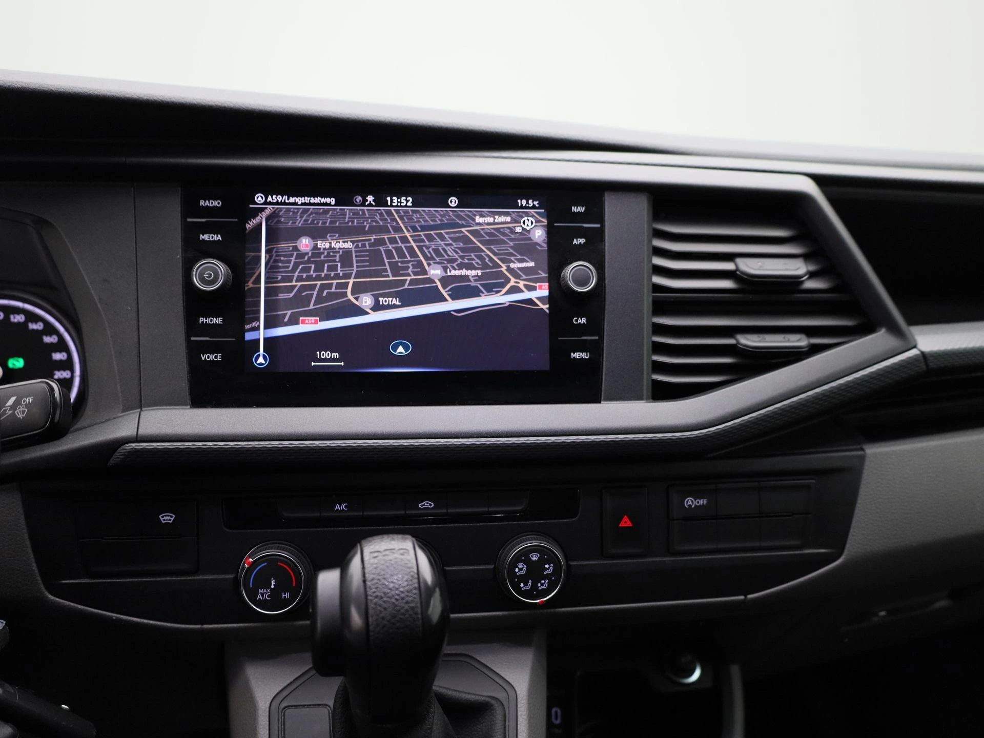Volkswagen-Transporter-image-8