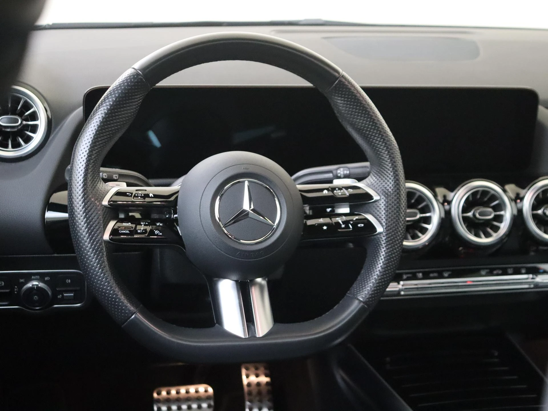 Mercedes-Benz-GLA-image-9