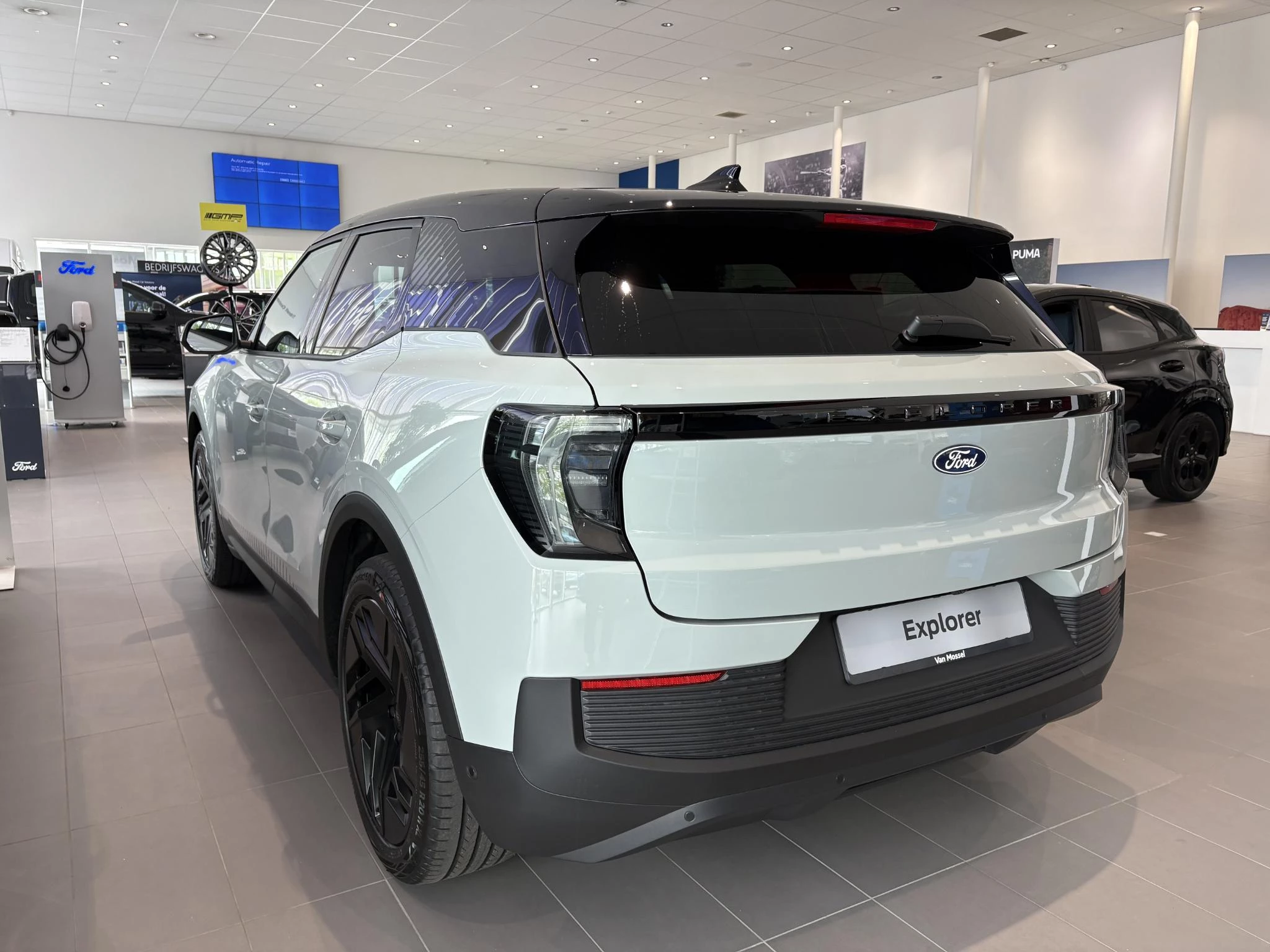 Ford Explorer Collection Extended Range RWD