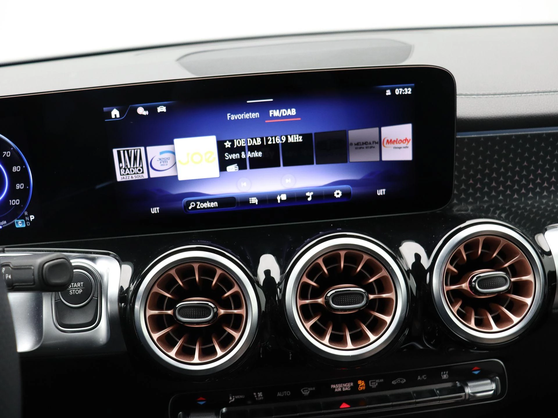 Mercedes-Benz-EQB-image-10