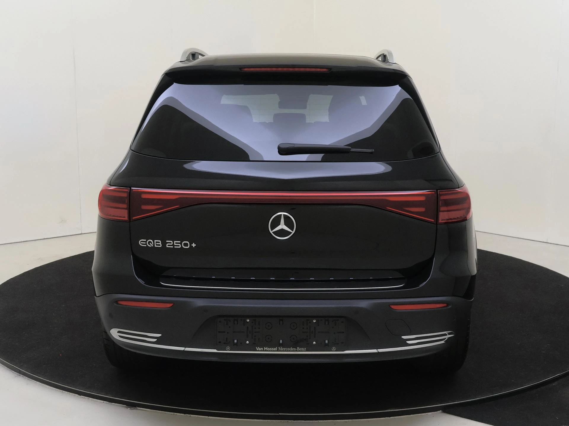 Mercedes-Benz-EQB-image-6