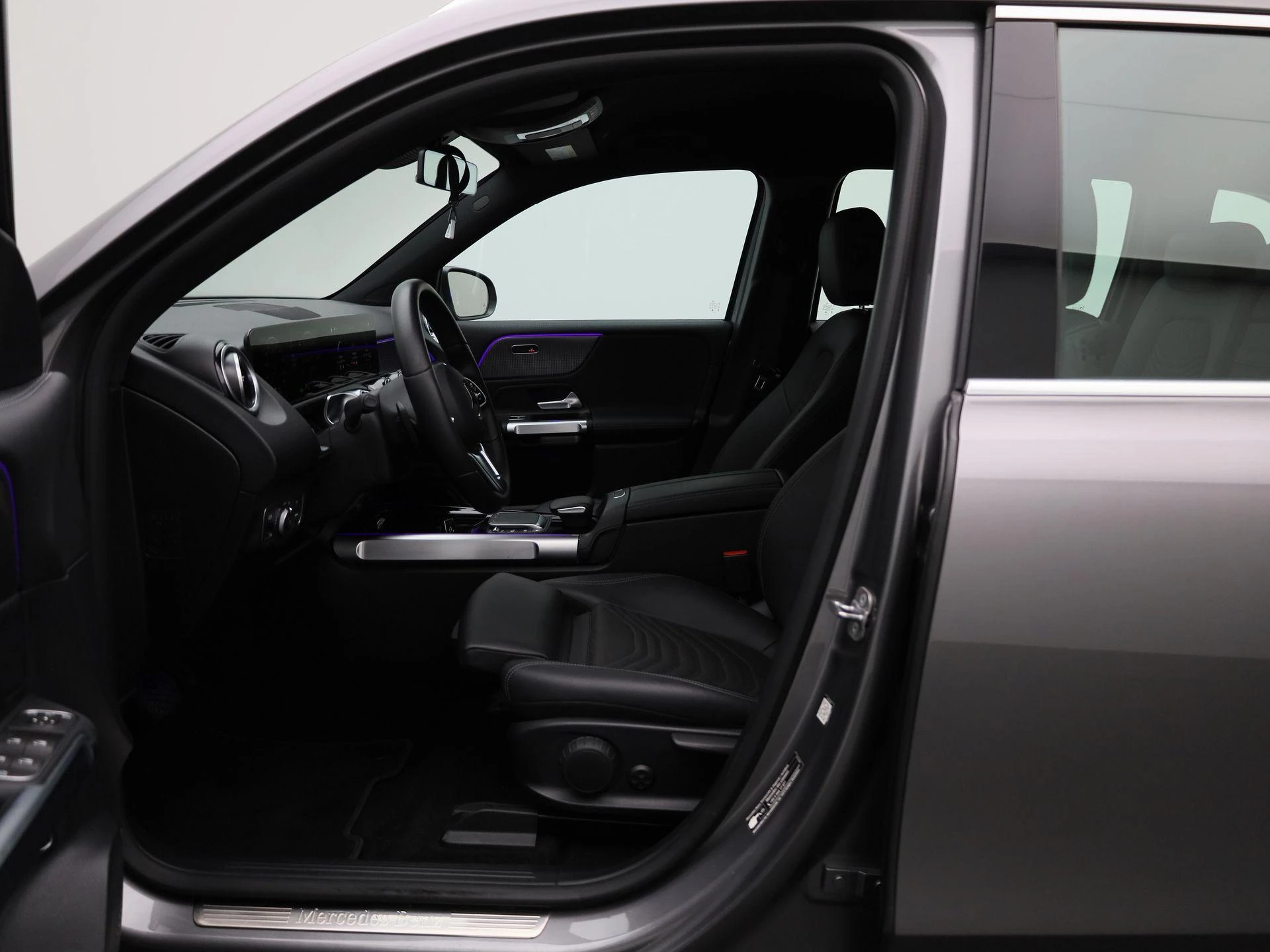 Mercedes-Benz-EQB-image-8