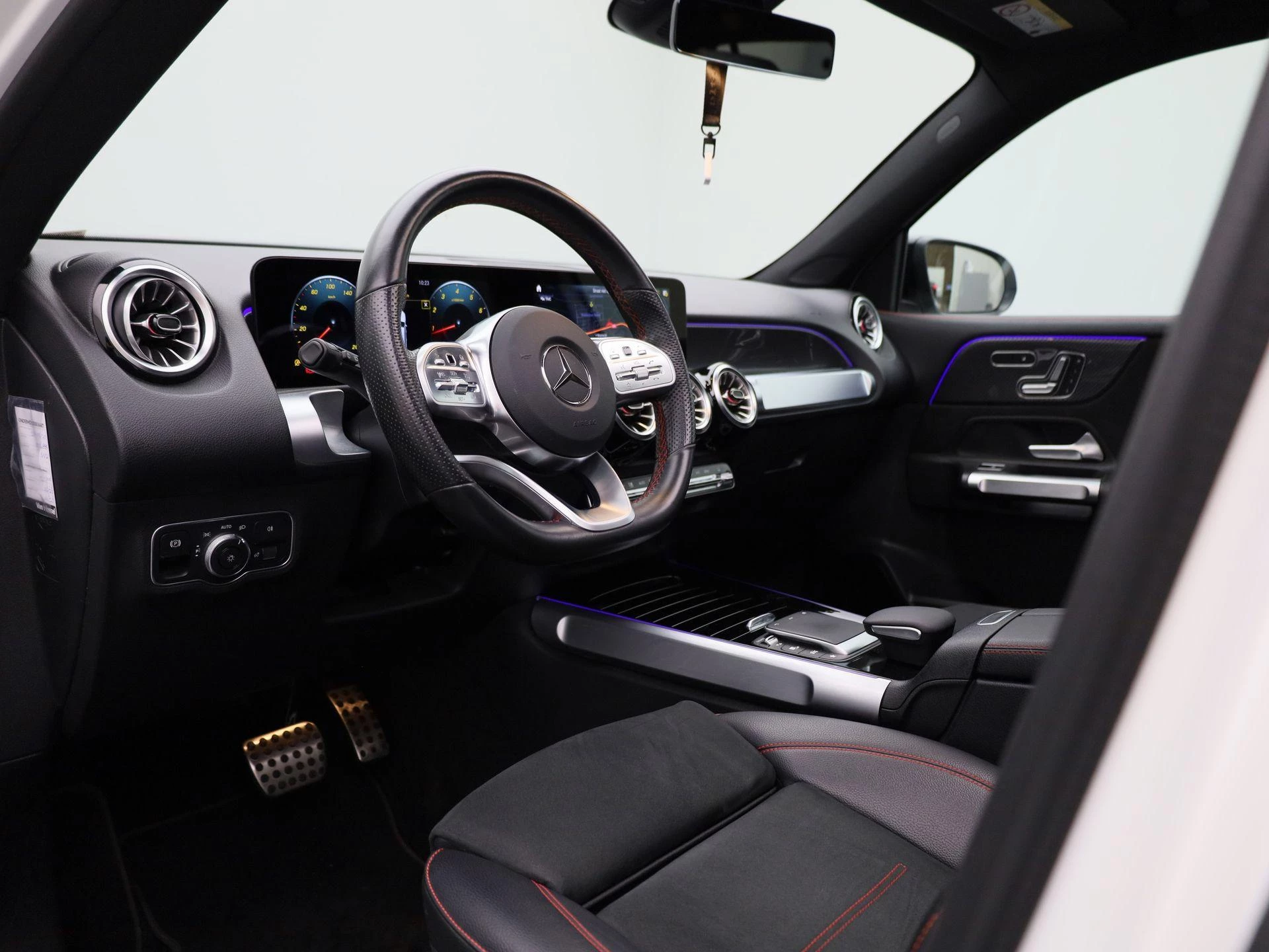 Mercedes-Benz-GLB-image-34