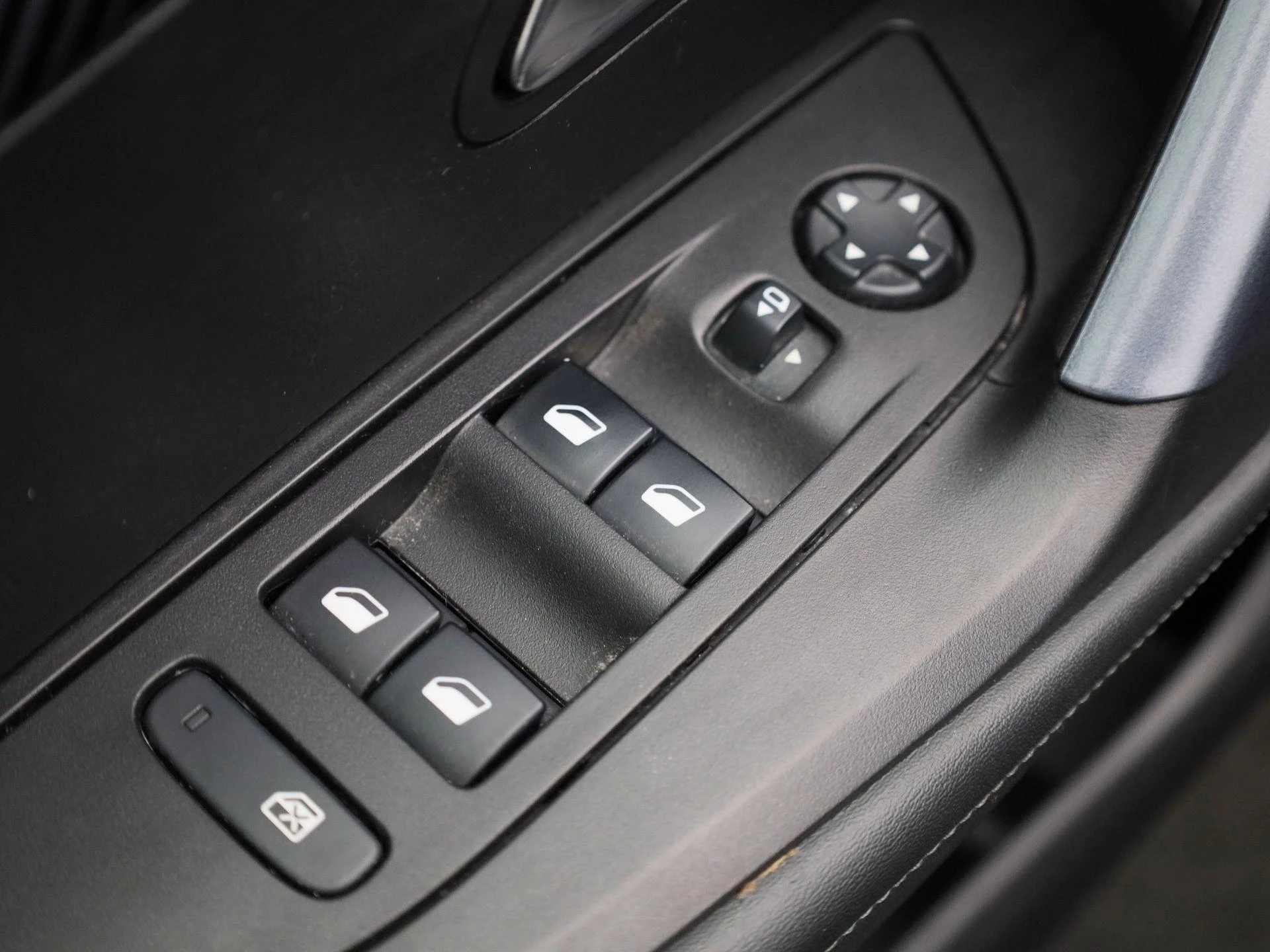 Peugeot-e-2008-image-33
