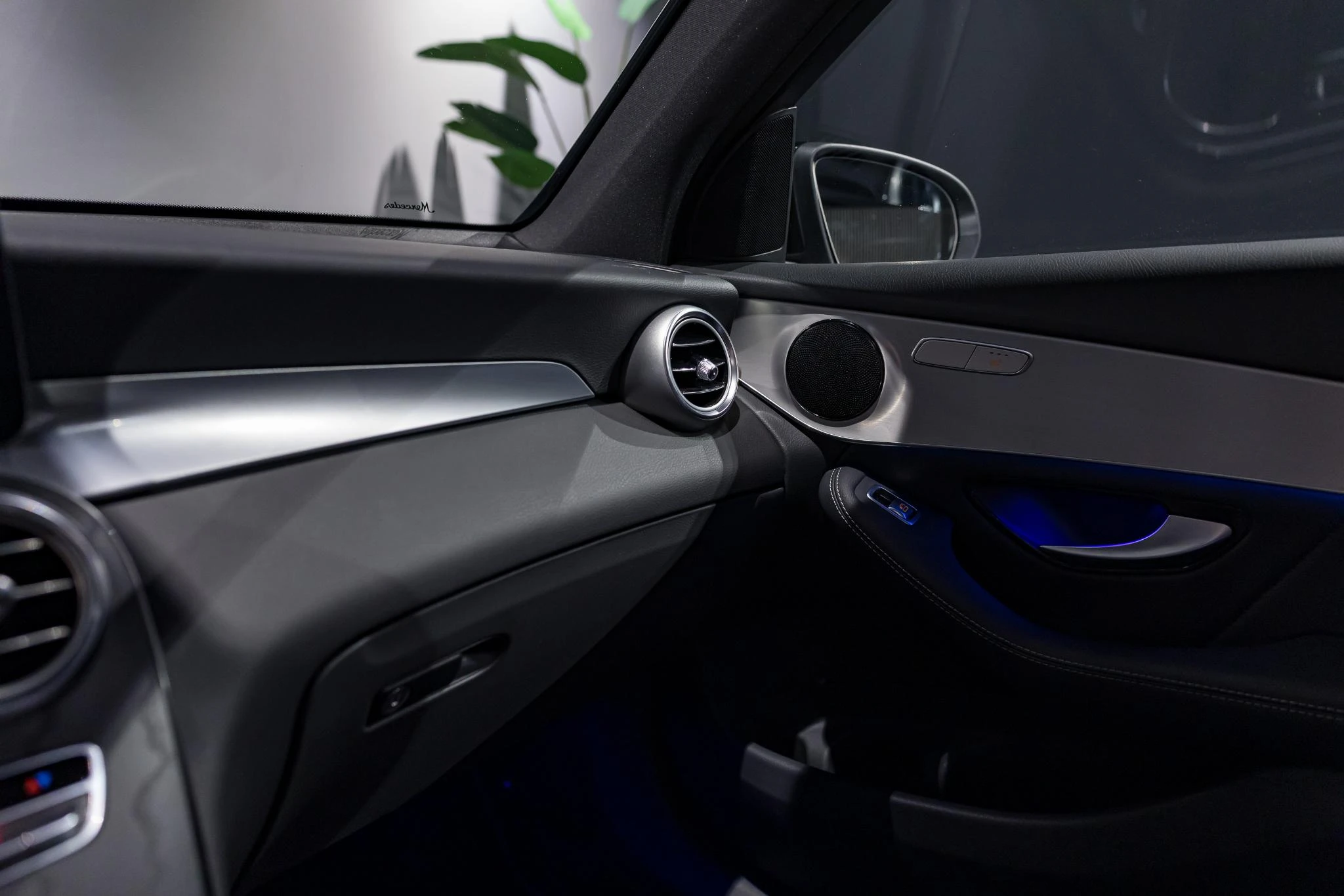 Mercedes-Benz-GLC-image-34