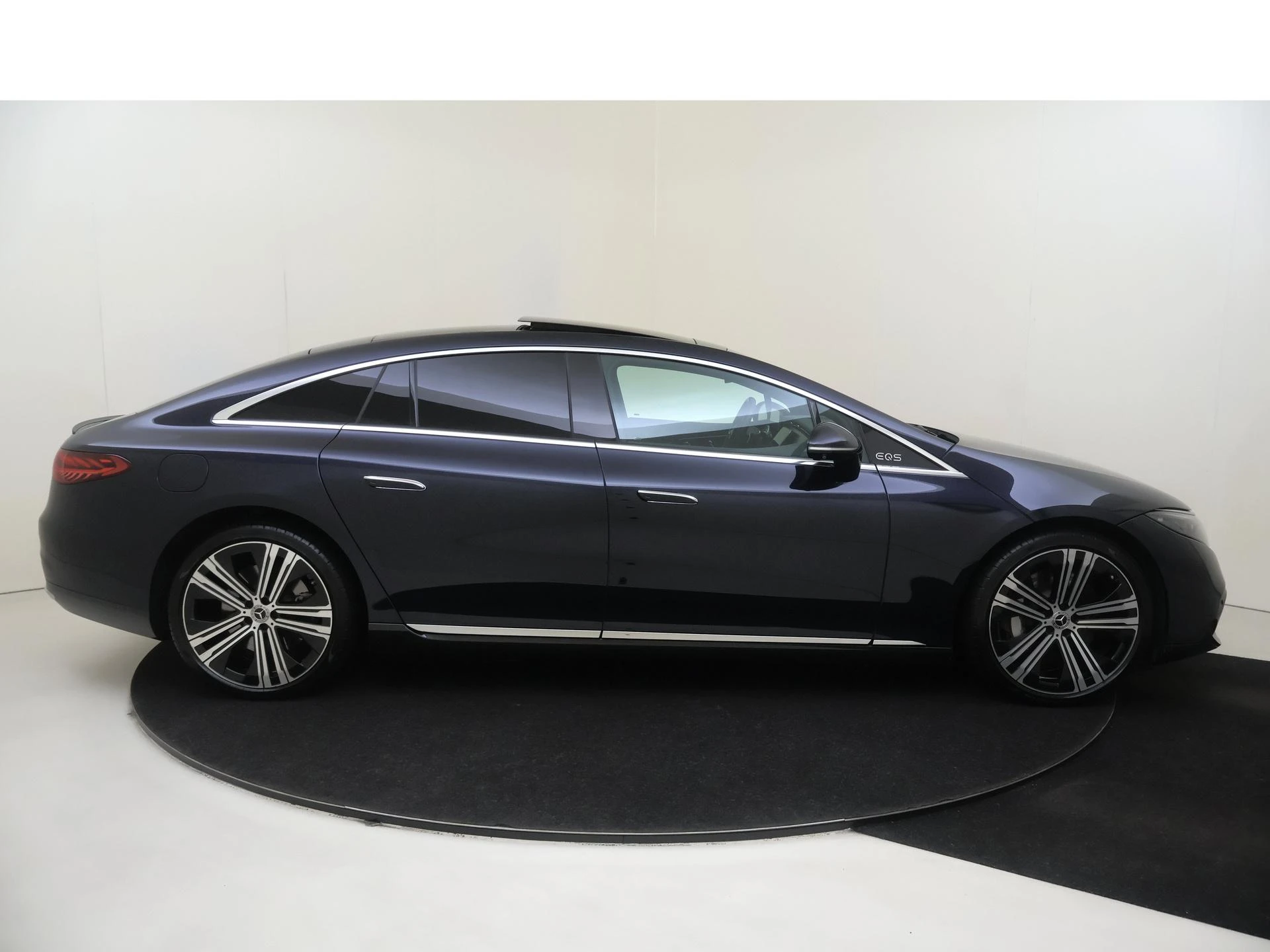 Mercedes-Benz-EQS-image-8