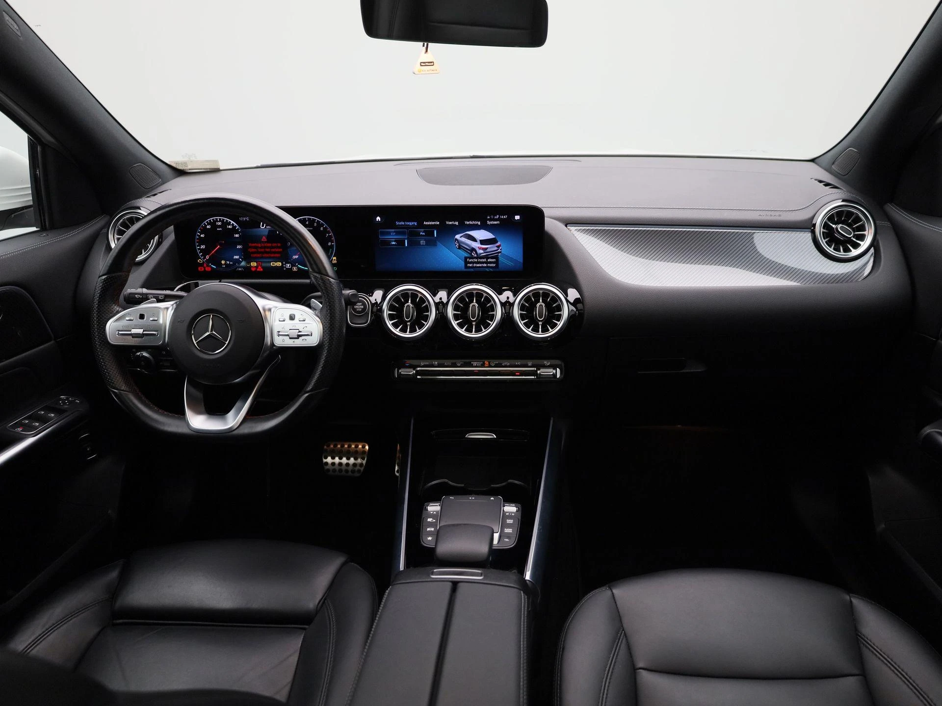 Mercedes-Benz-GLA-image-37