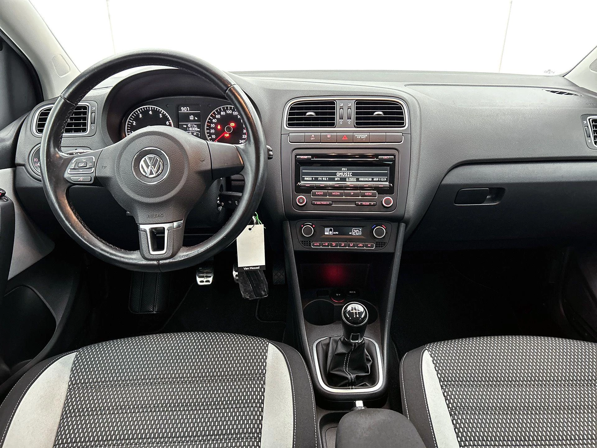 Volkswagen-Polo-image-19