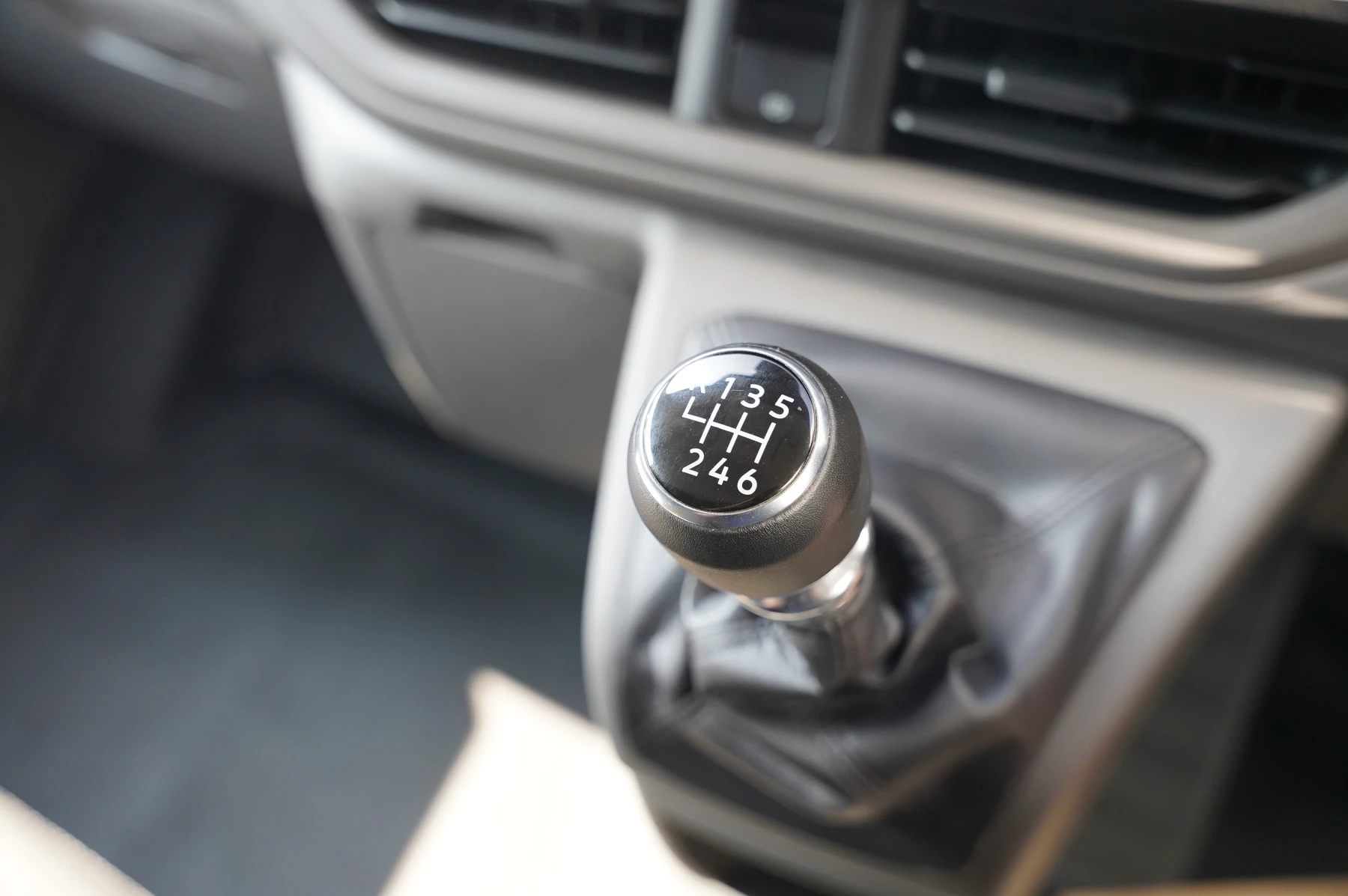 Volkswagen-Transporter-image-21