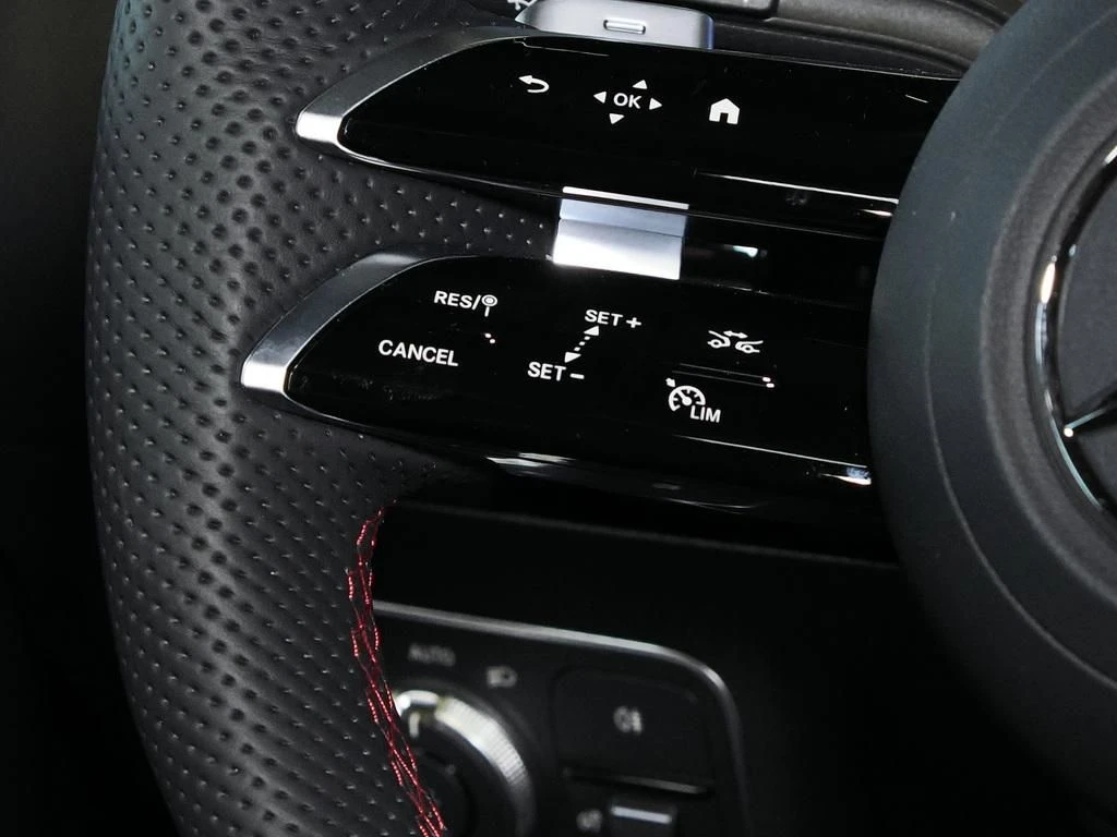 Mercedes-Benz-GLA 200-image-9