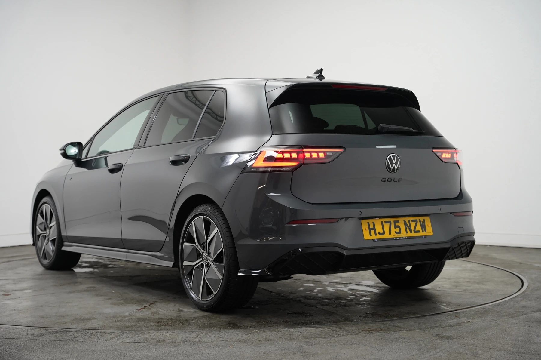 Volkswagen-Golf-image-2