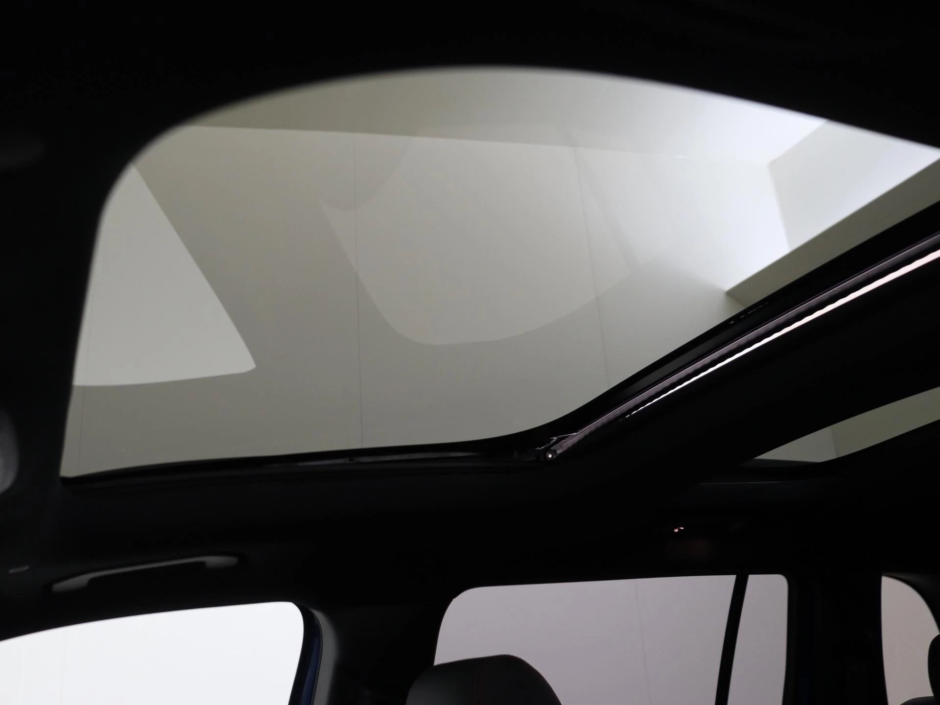 Mercedes-Benz-EQB-image-27