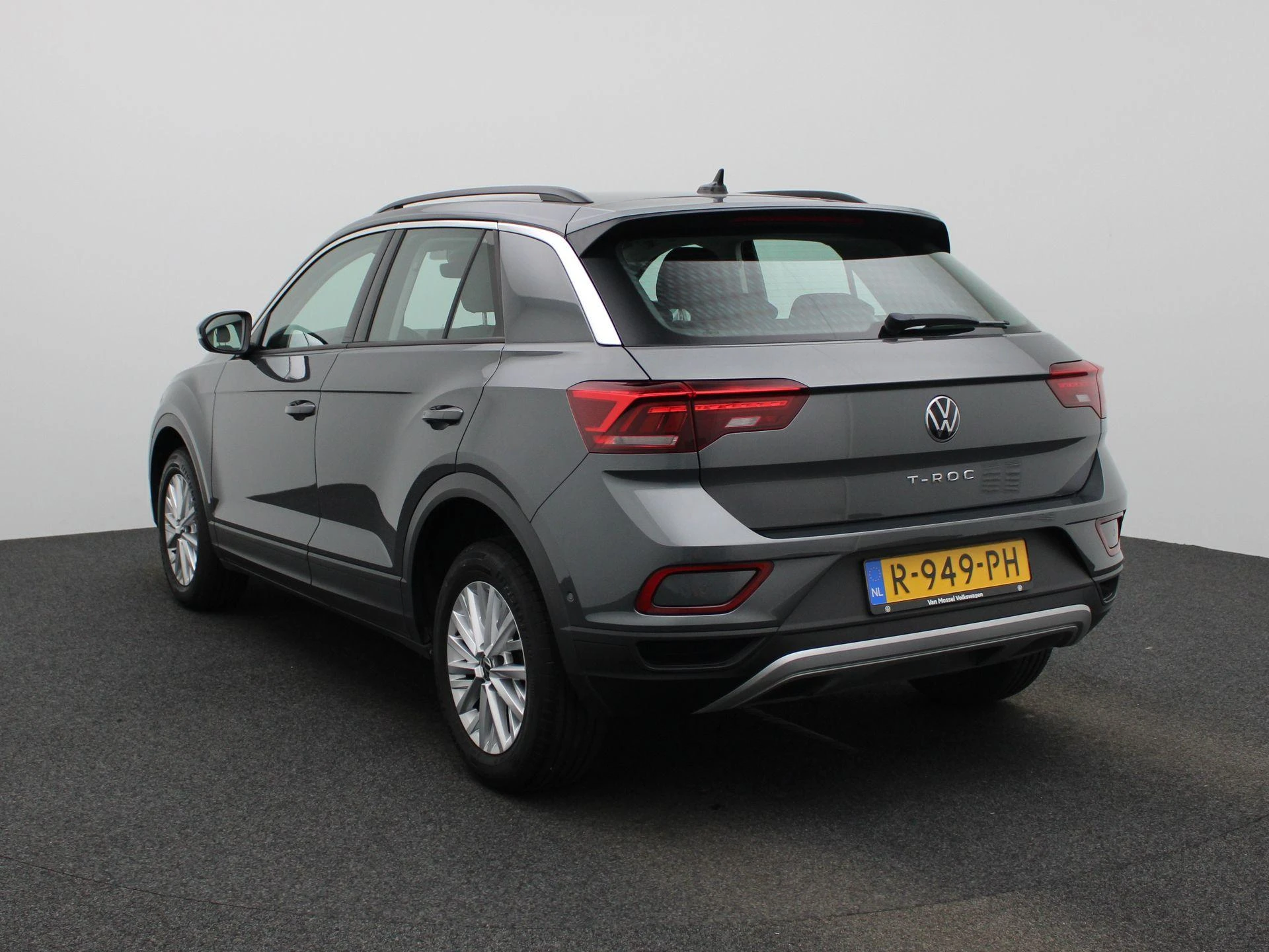 Volkswagen-T-Roc-image-1