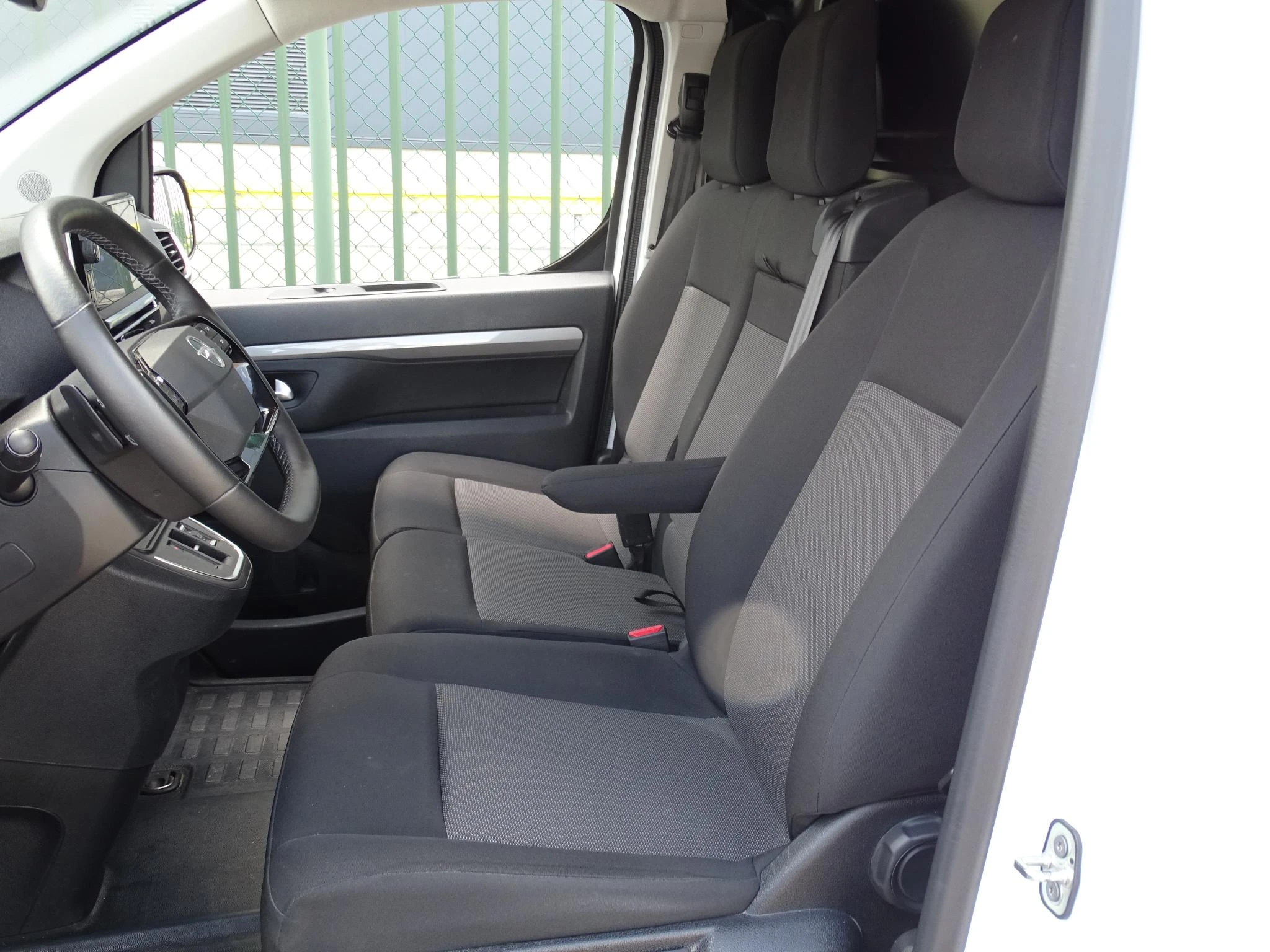 Opel-Vivaro-image-9