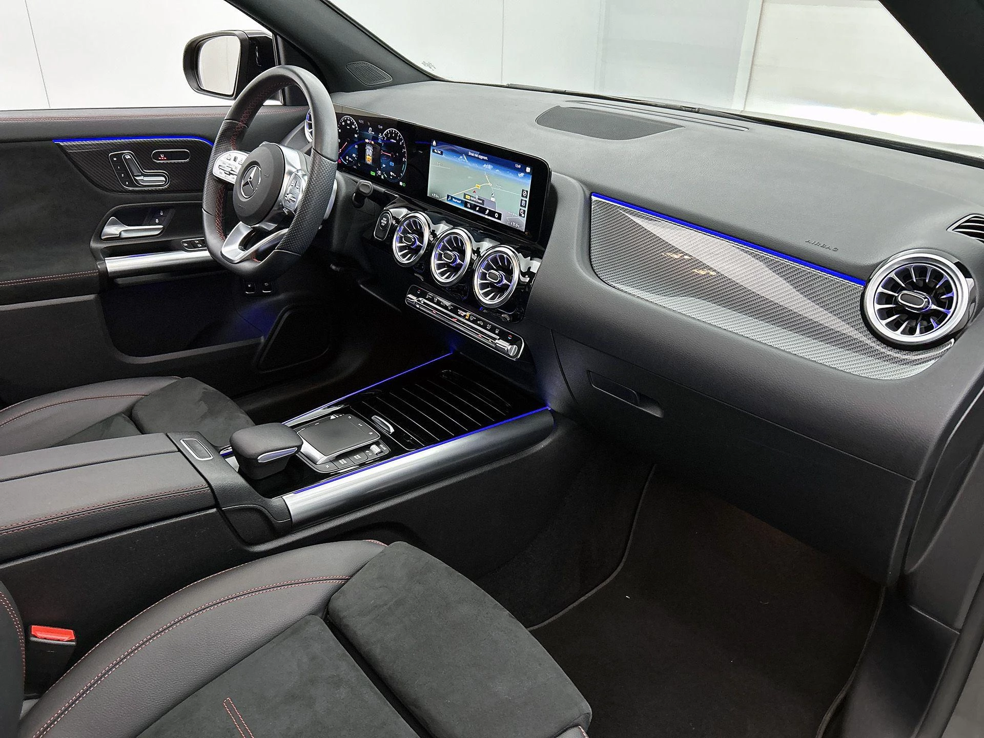 Mercedes-Benz-GLA-image-23