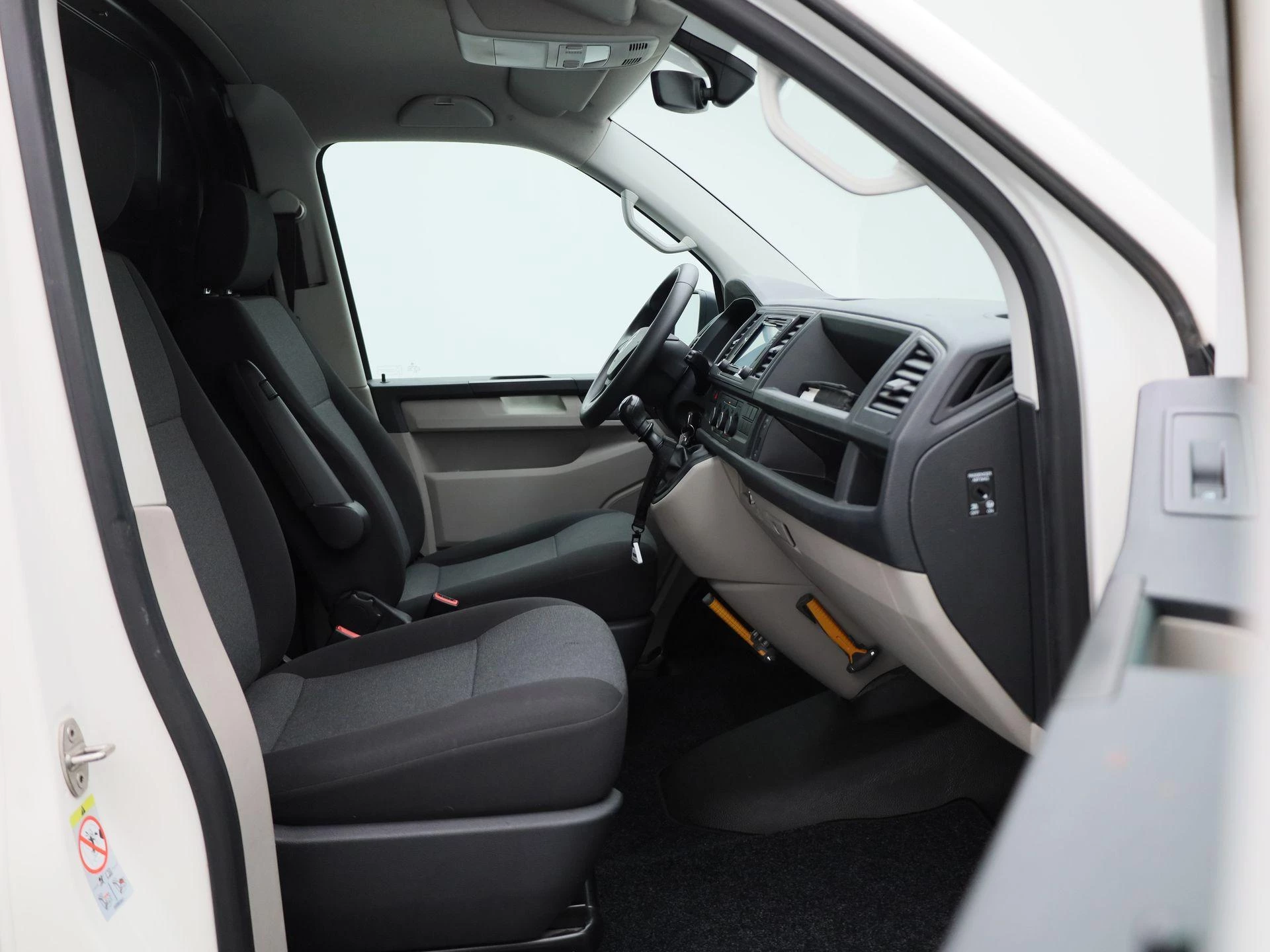Volkswagen-Transporter-image-13