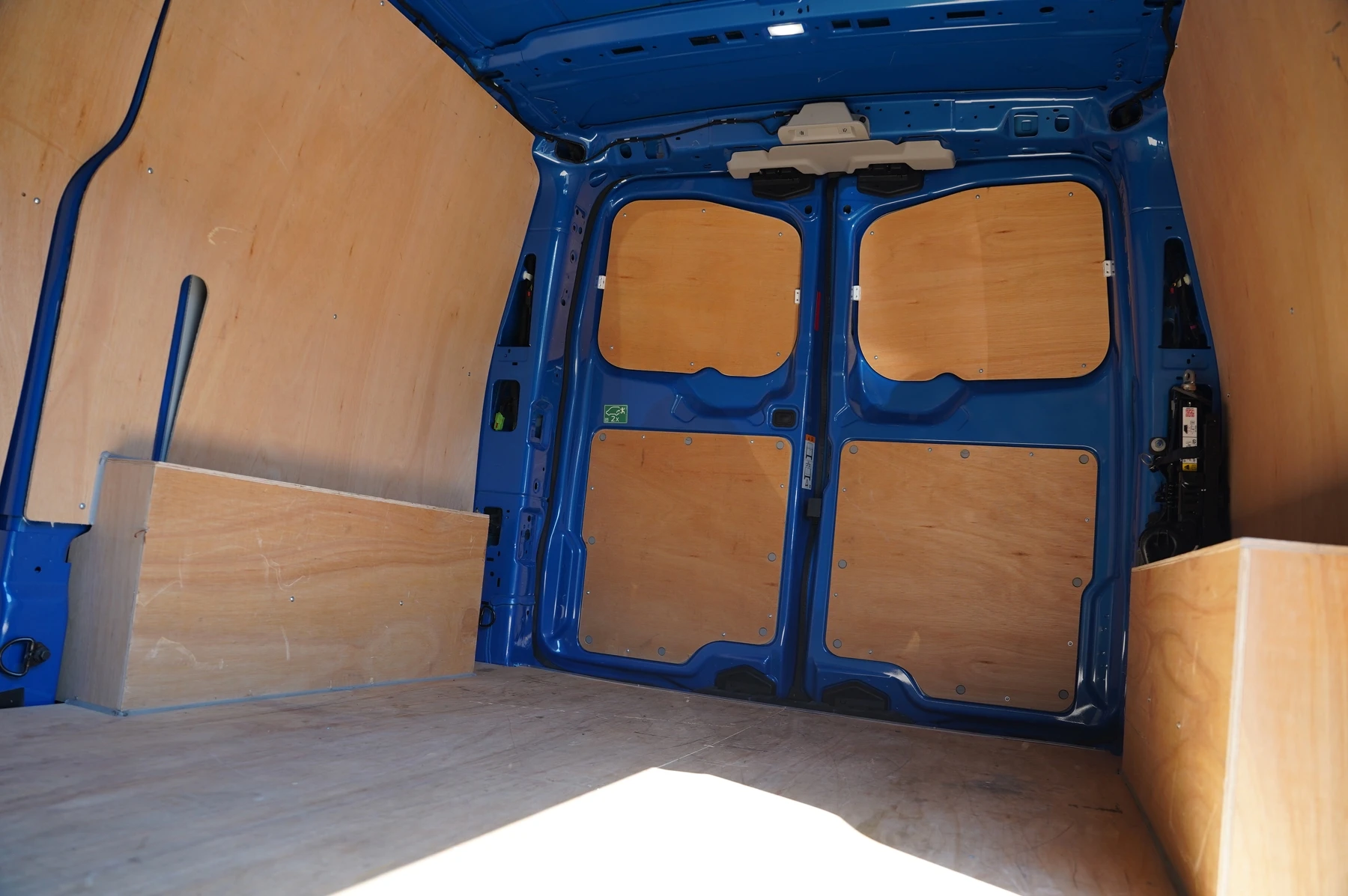 Volkswagen-Transporter-image-27