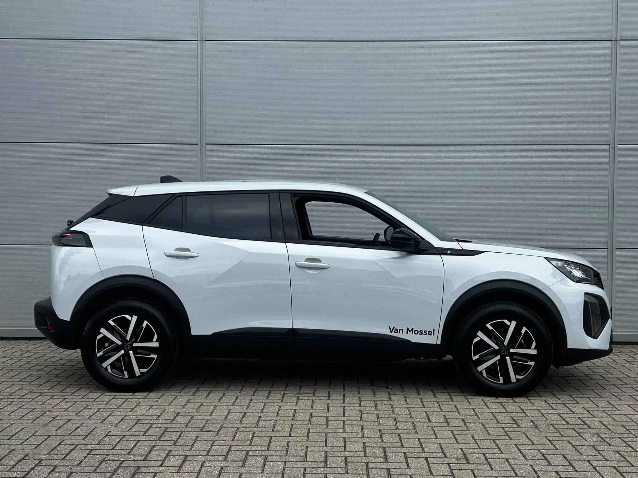 Peugeot-e-2008-image-6