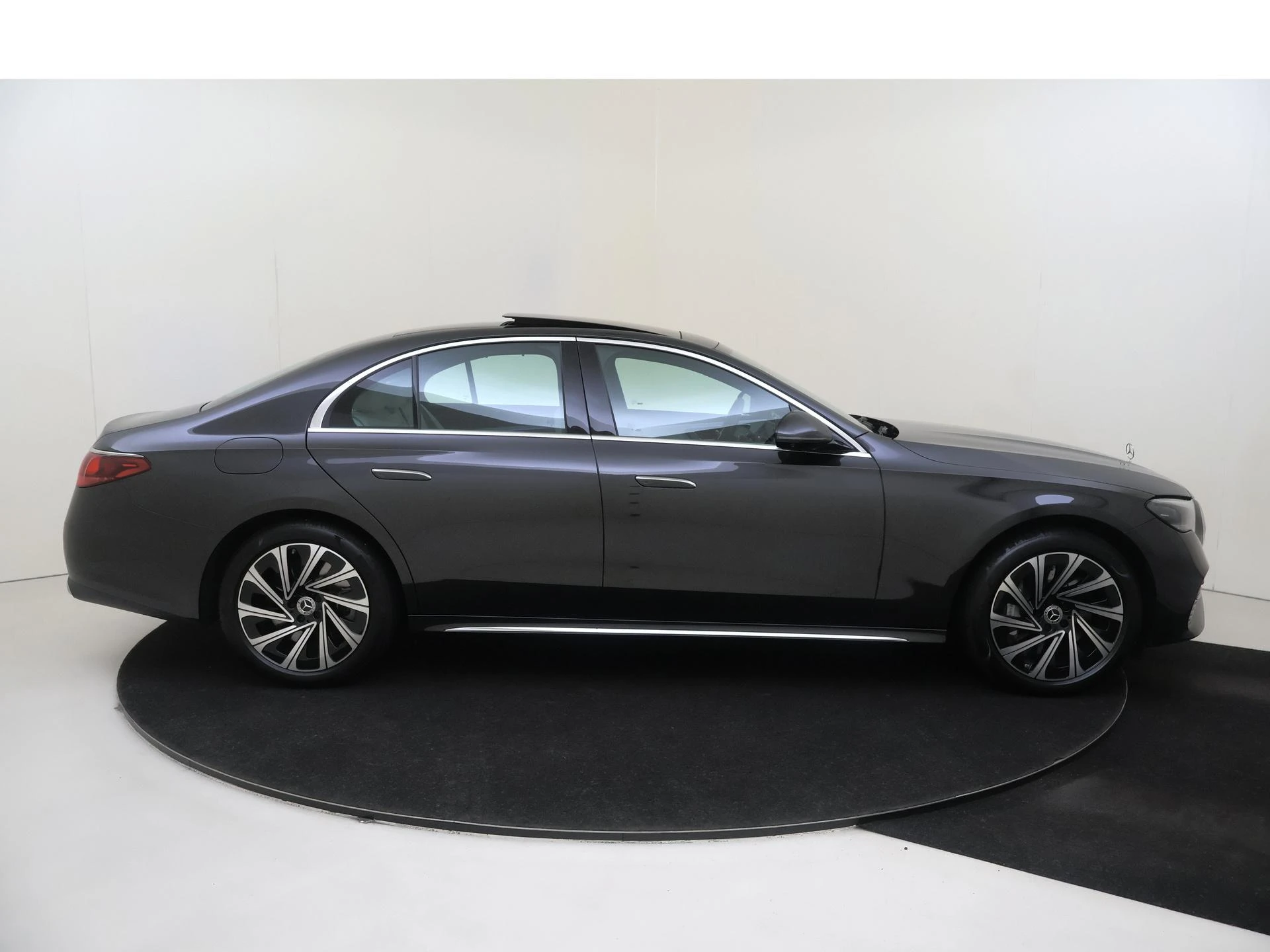 Mercedes-Benz-E-Klasse-image-8