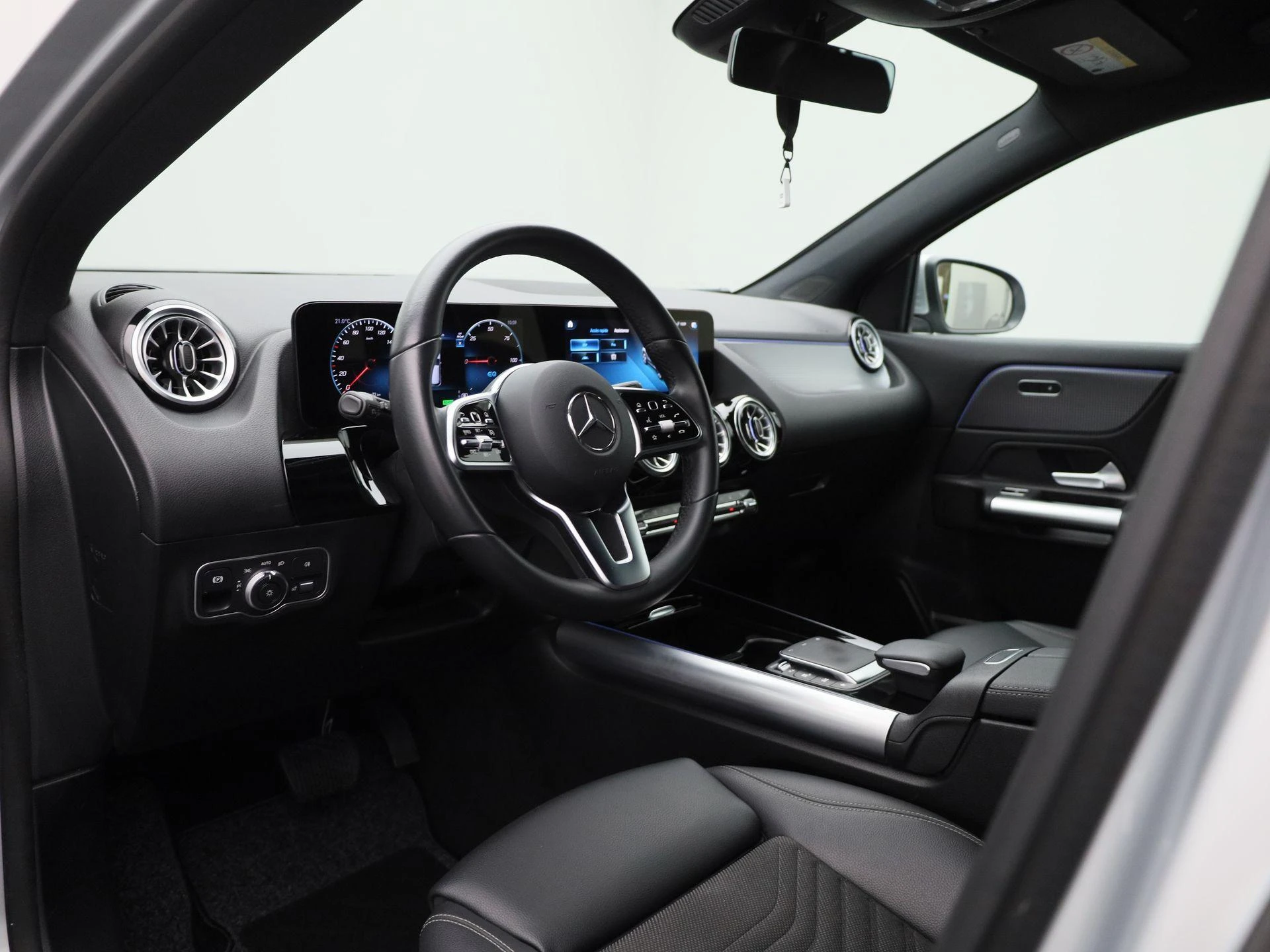 Mercedes-Benz-EQA-image-32