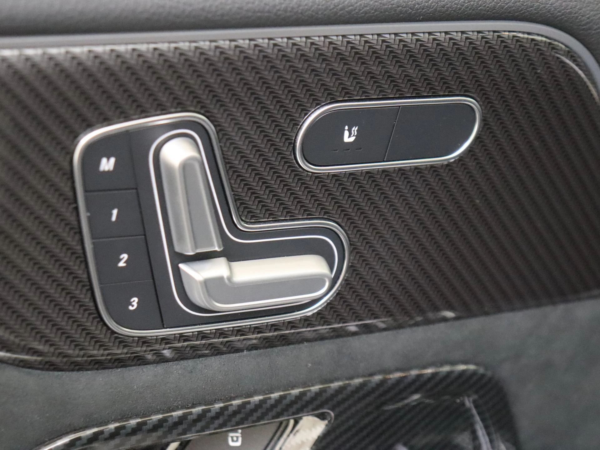 Mercedes-Benz-GLA-image-25