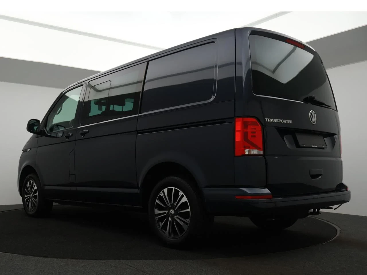 Volkswagen-Transporter-image-11