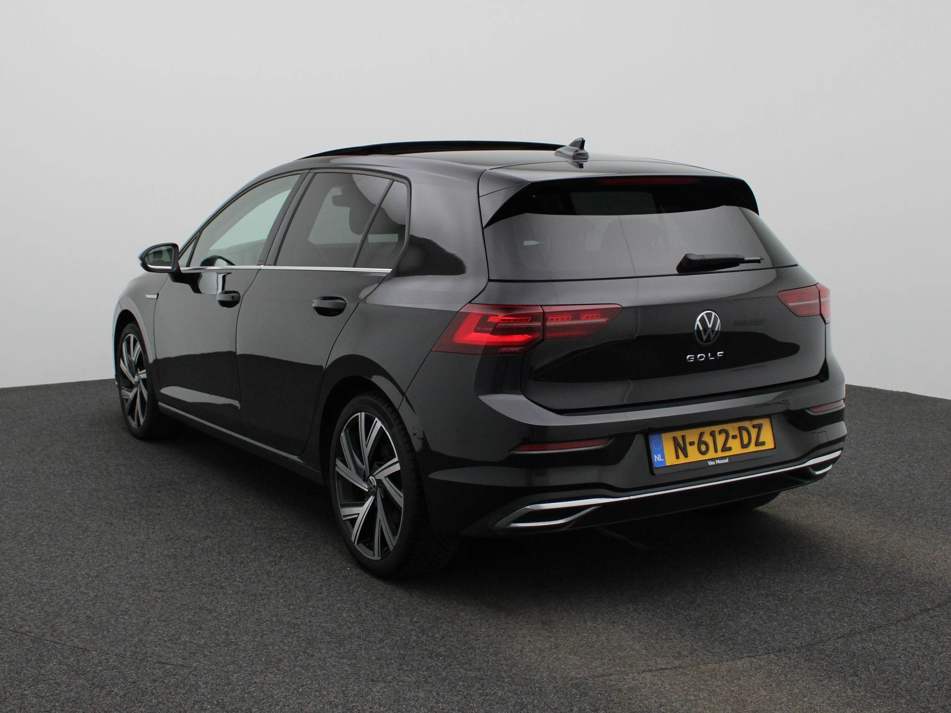 Volkswagen-Golf-image-1