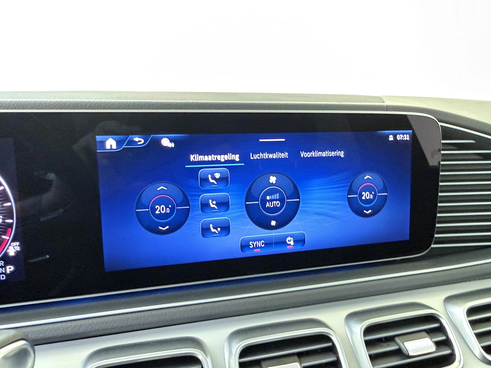 Mercedes-Benz-GLE-image-18