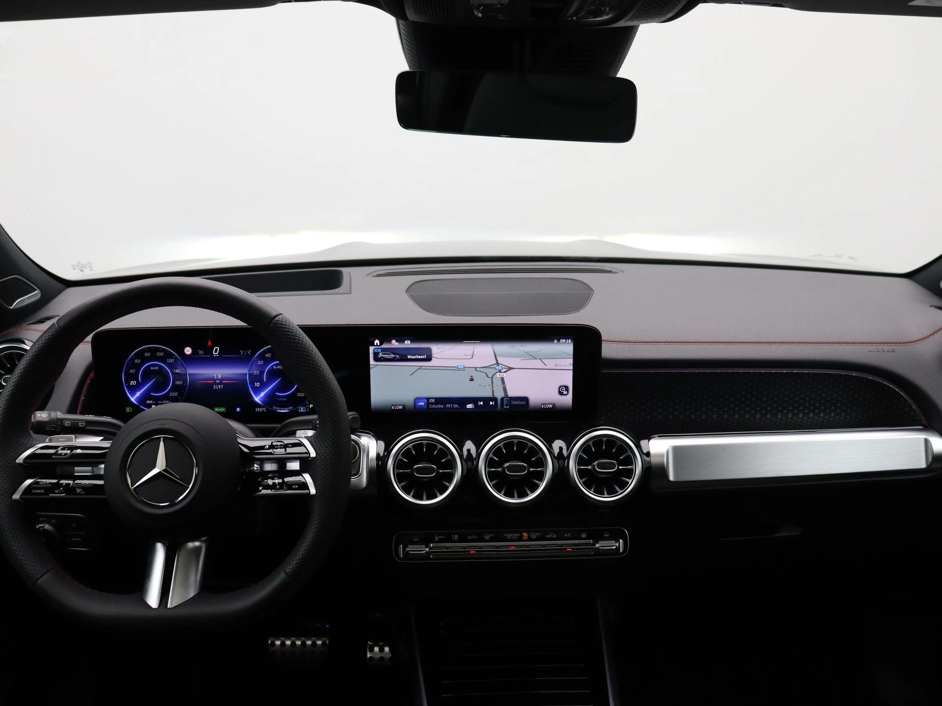 Mercedes-Benz-EQB-image-19