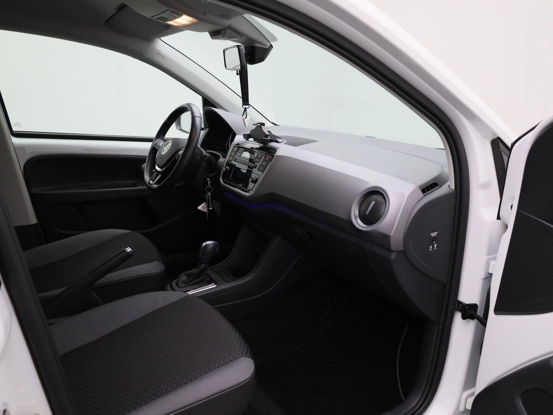 Volkswagen-e-up!-image-27