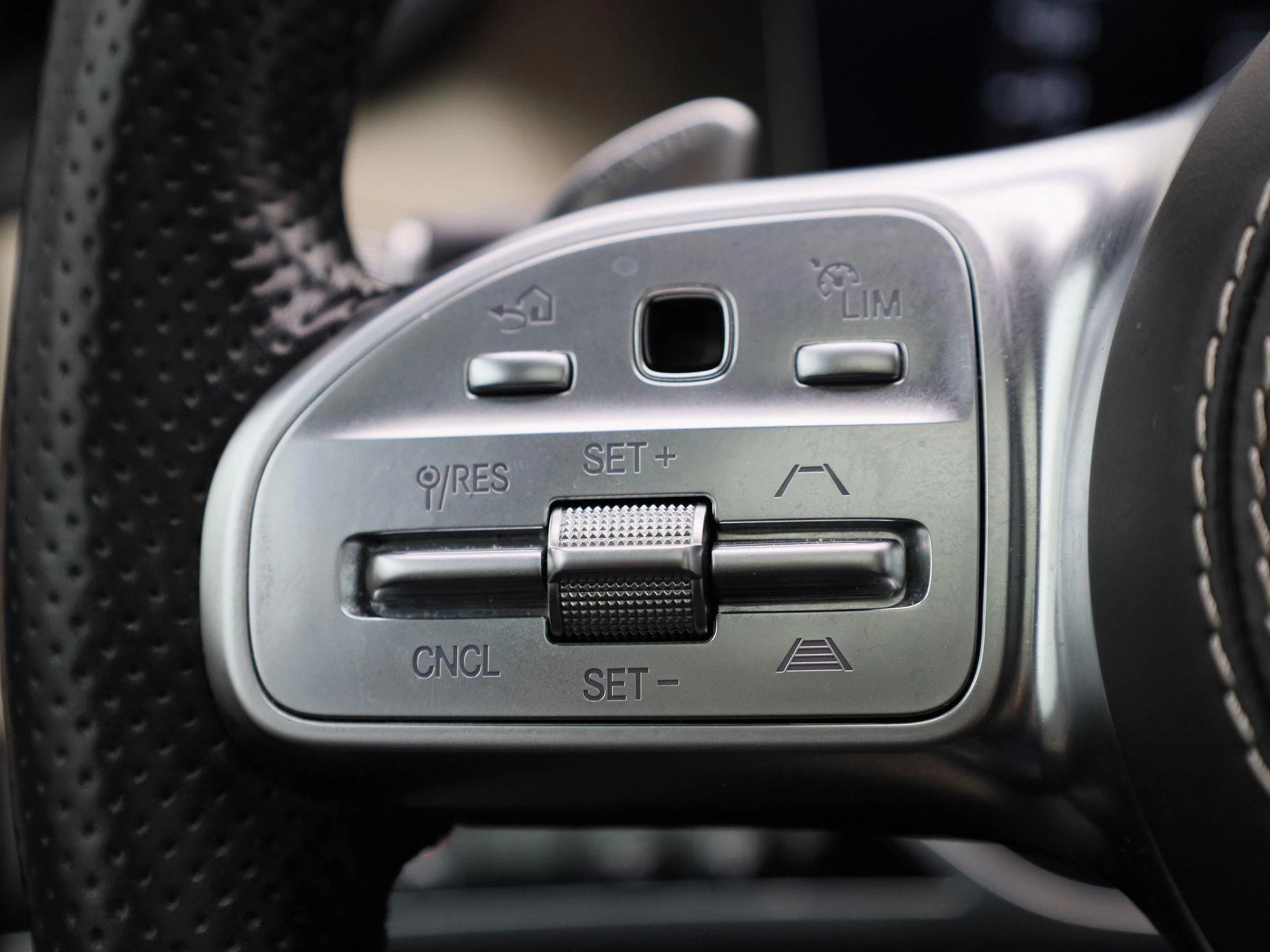 Mercedes-Benz-S-Klasse-image-17