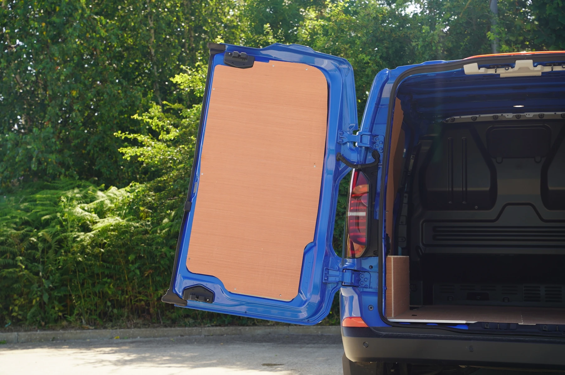 Volkswagen-Transporter-image-28