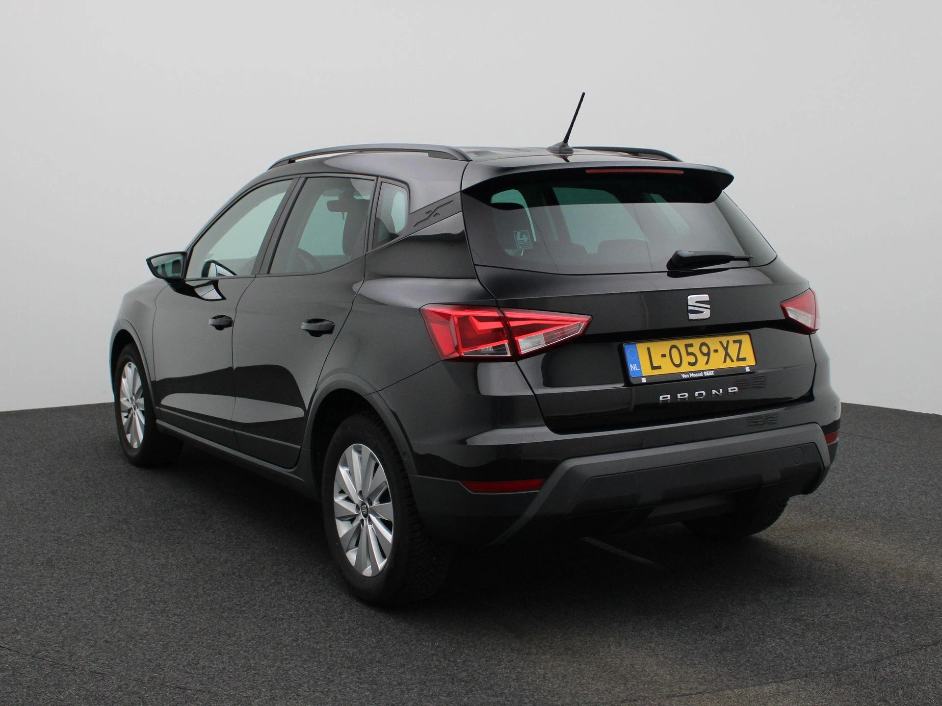 SEAT-Arona-image-1