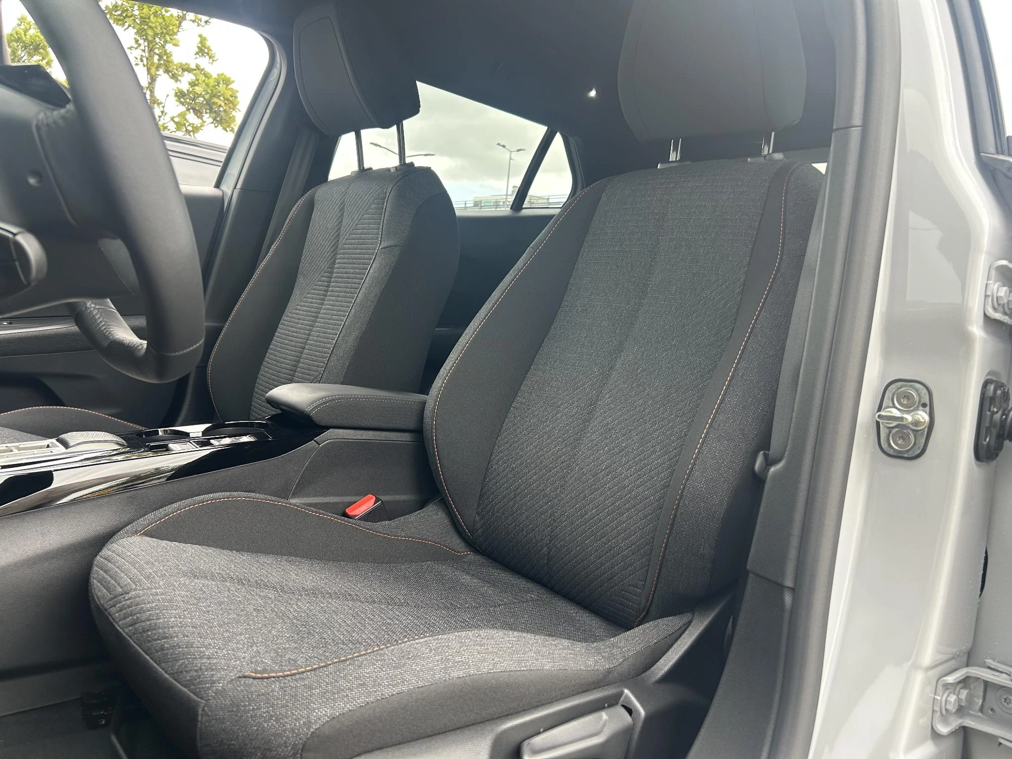 Peugeot-e-2008-image-19
