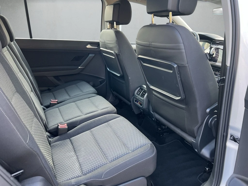 Volkswagen-Touran-image-11