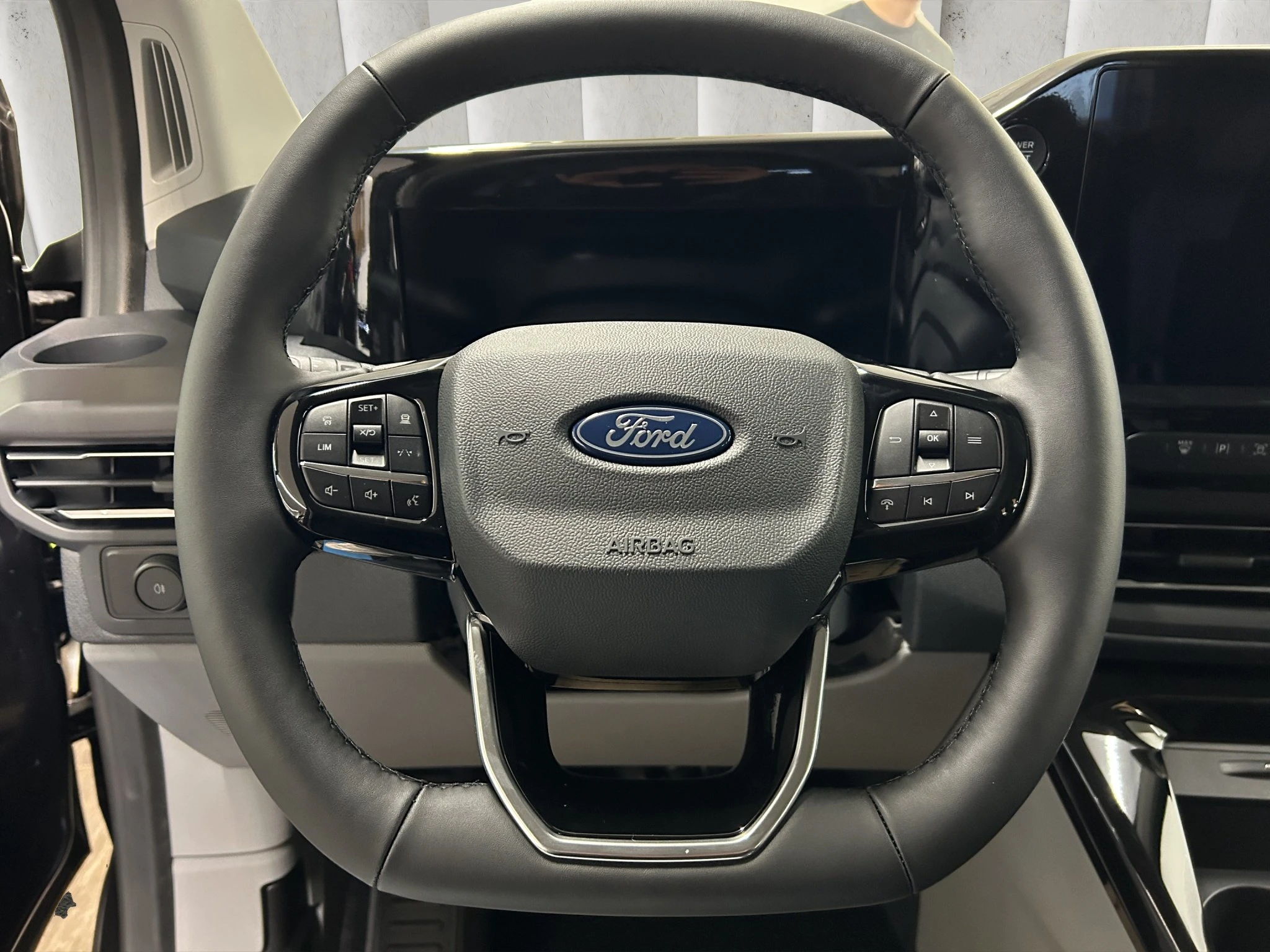 Ford-Tourneo Custom-image-2