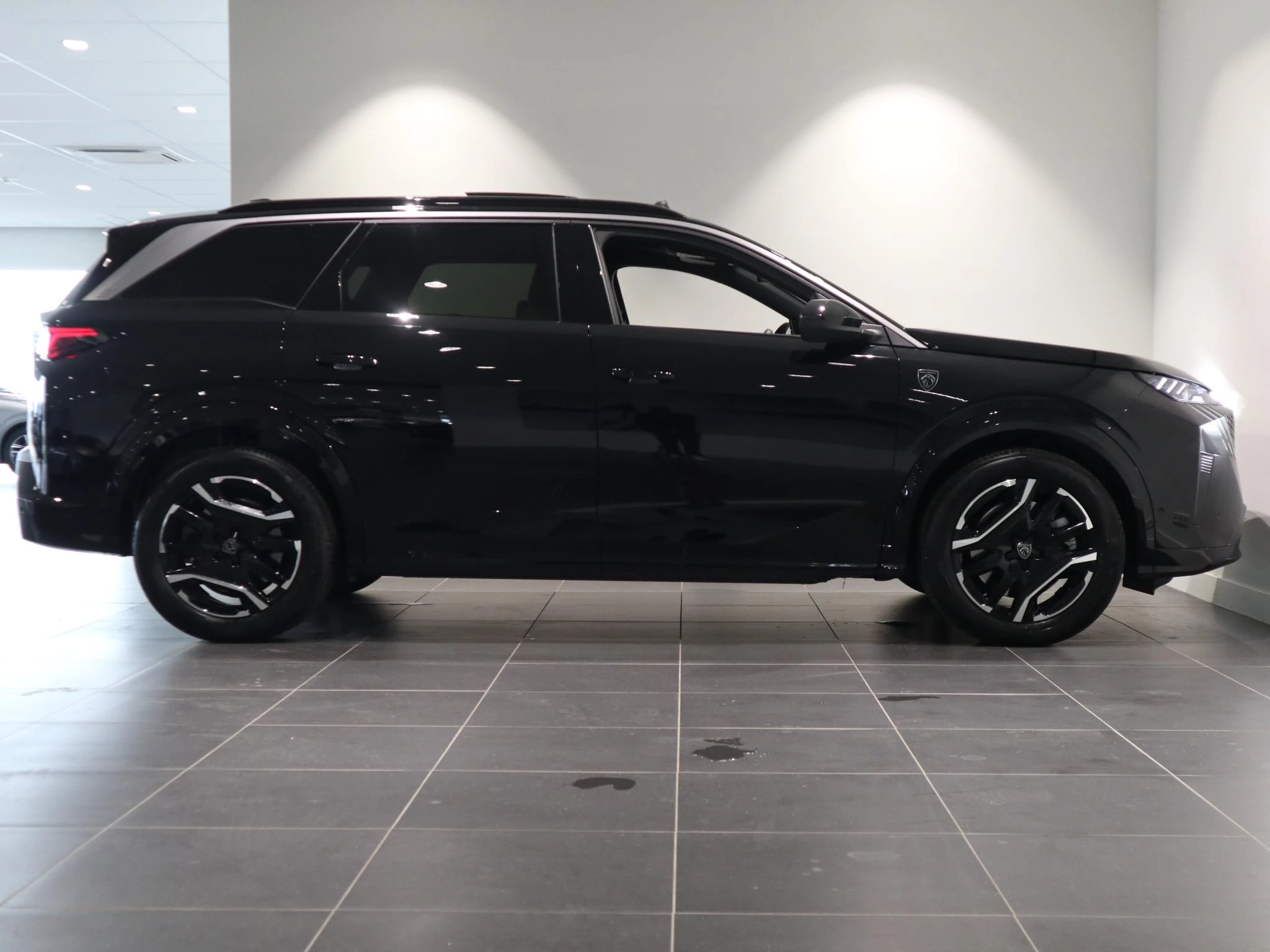 Peugeot-e-5008-image-6