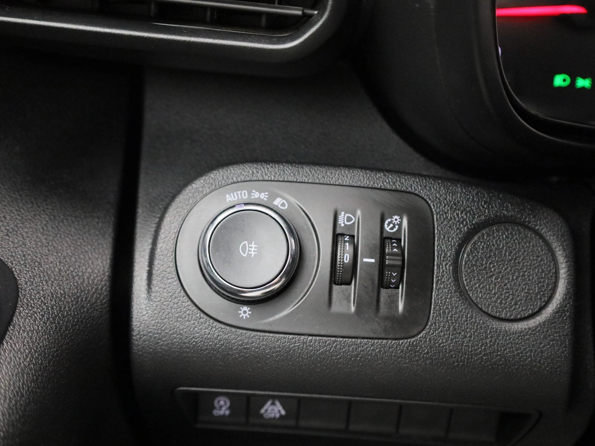 Opel-Combo Life-image-19