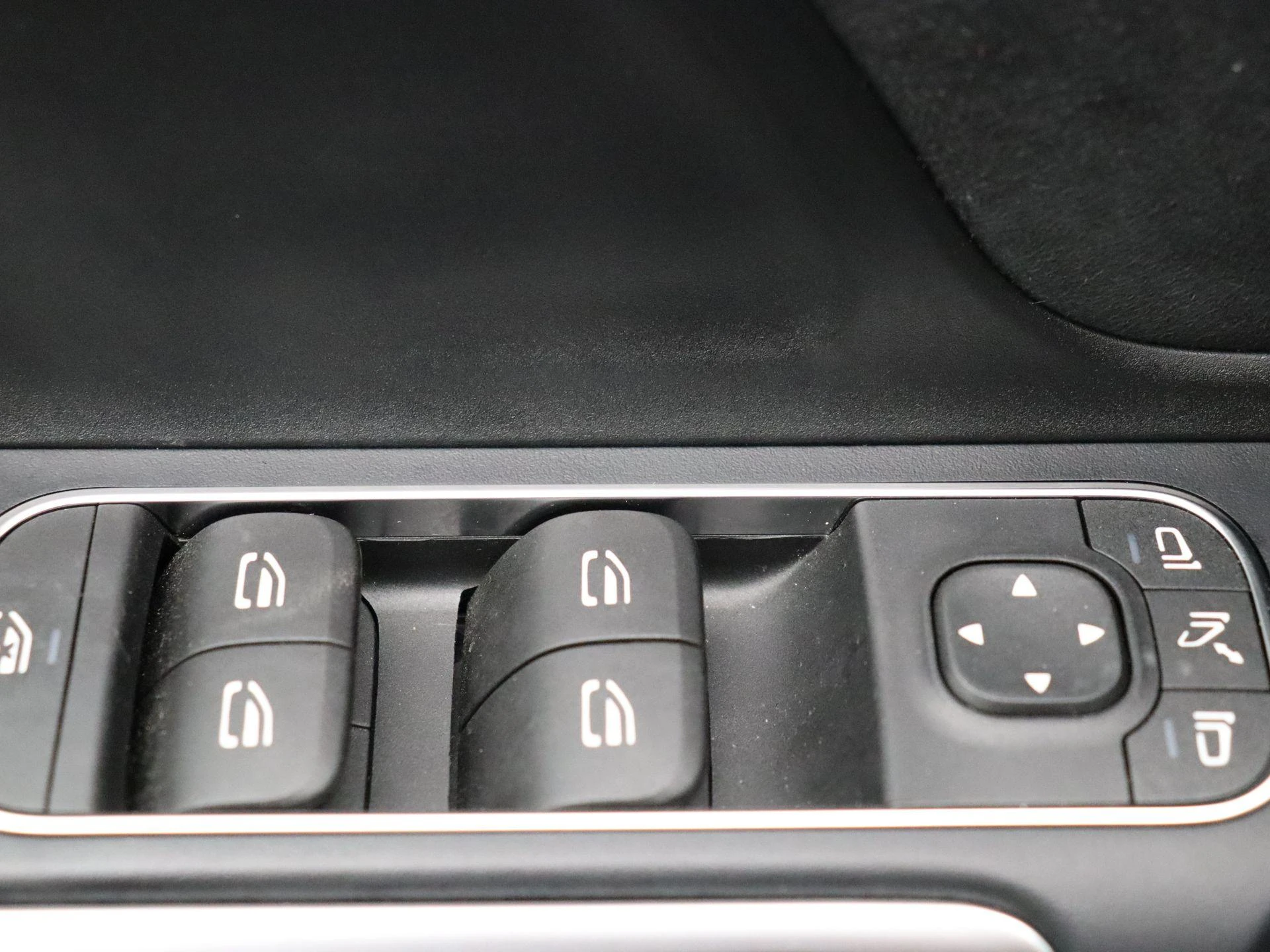 Mercedes-Benz-EQB-image-9