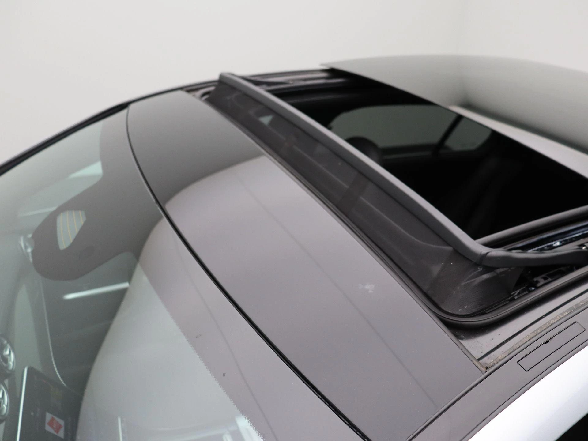 Mercedes-Benz C-Klasse 300 e AMG Line Sedan + PANORAMISCH DAK + SURROUND VIEW CAMERA +