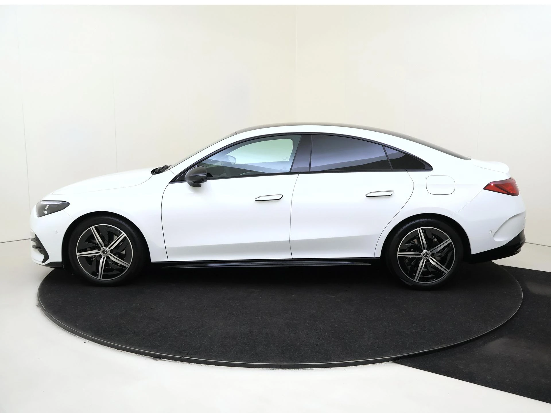 Mercedes-Benz-CLA-image-7