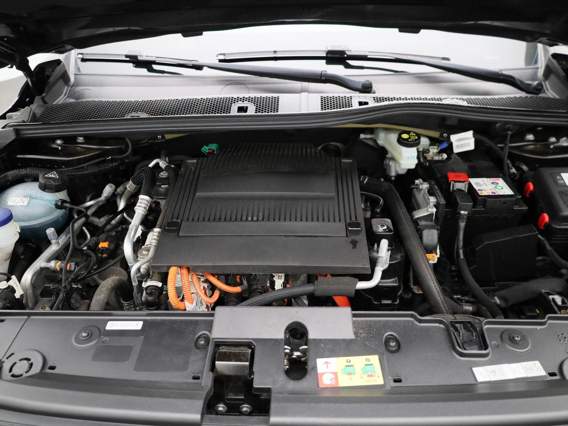 Peugeot-e-208-image-32